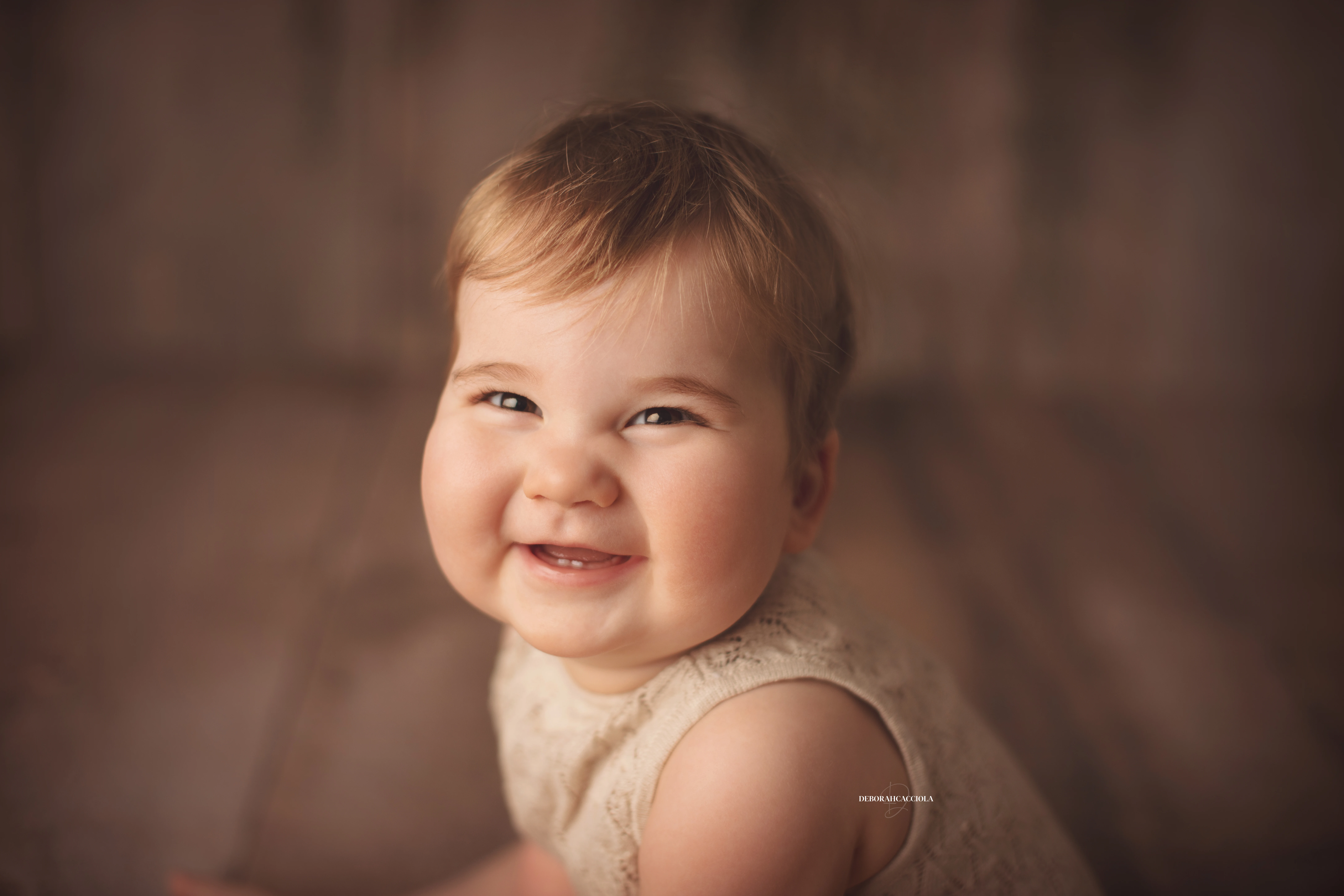 Séance bébé en studio à Orléans : bébé en studio, scène panoramique douce, tonalités naturelles