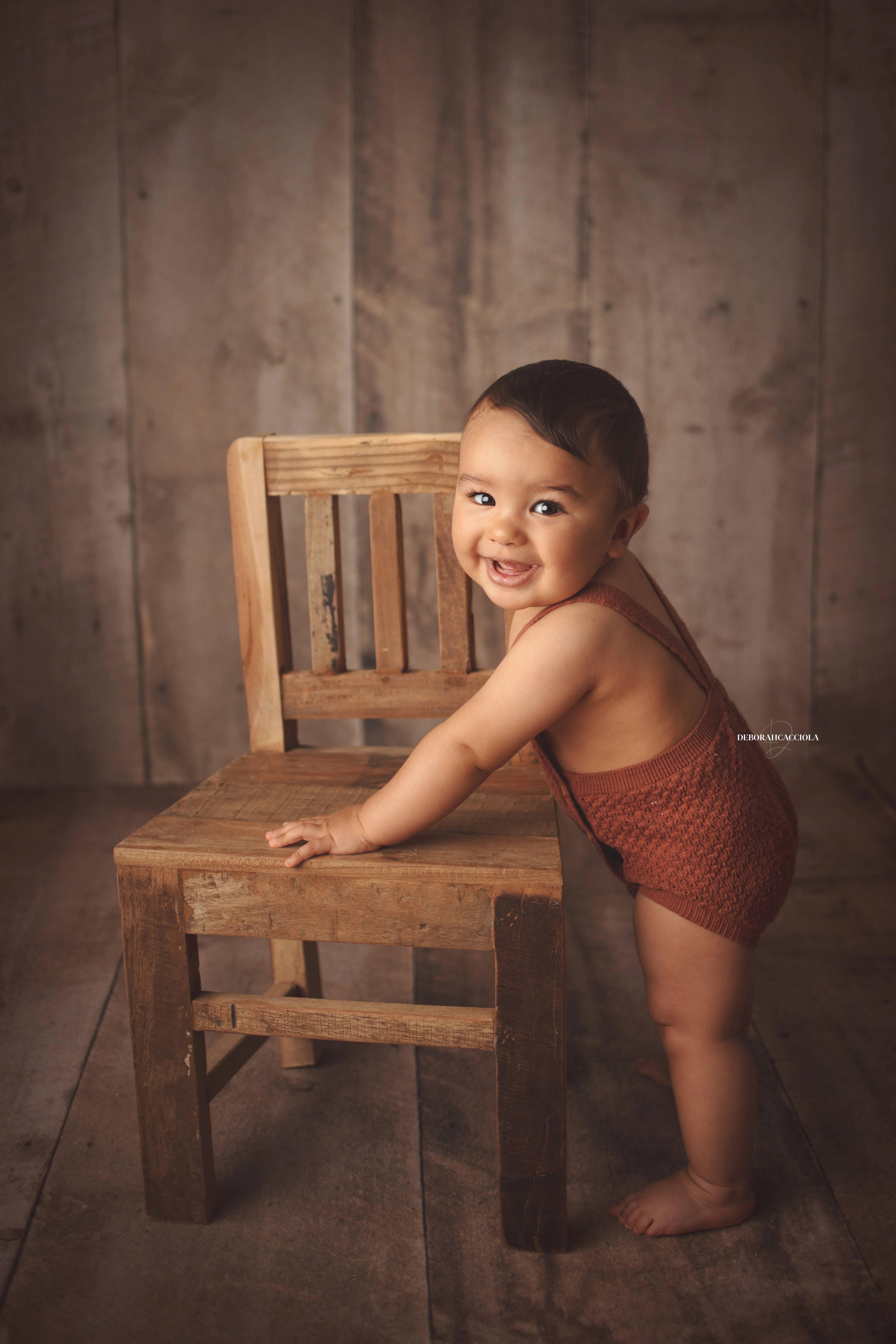 Séance bébé en studio à Orléans : instant doux avec bébé, composition resserrée élégante, couleurs douces