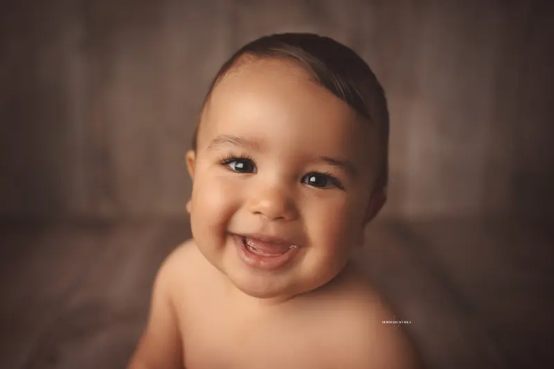 Séance bébé en studio à Orléans : instant doux avec bébé, cadrage horizontal équilibré, tonalités naturelles