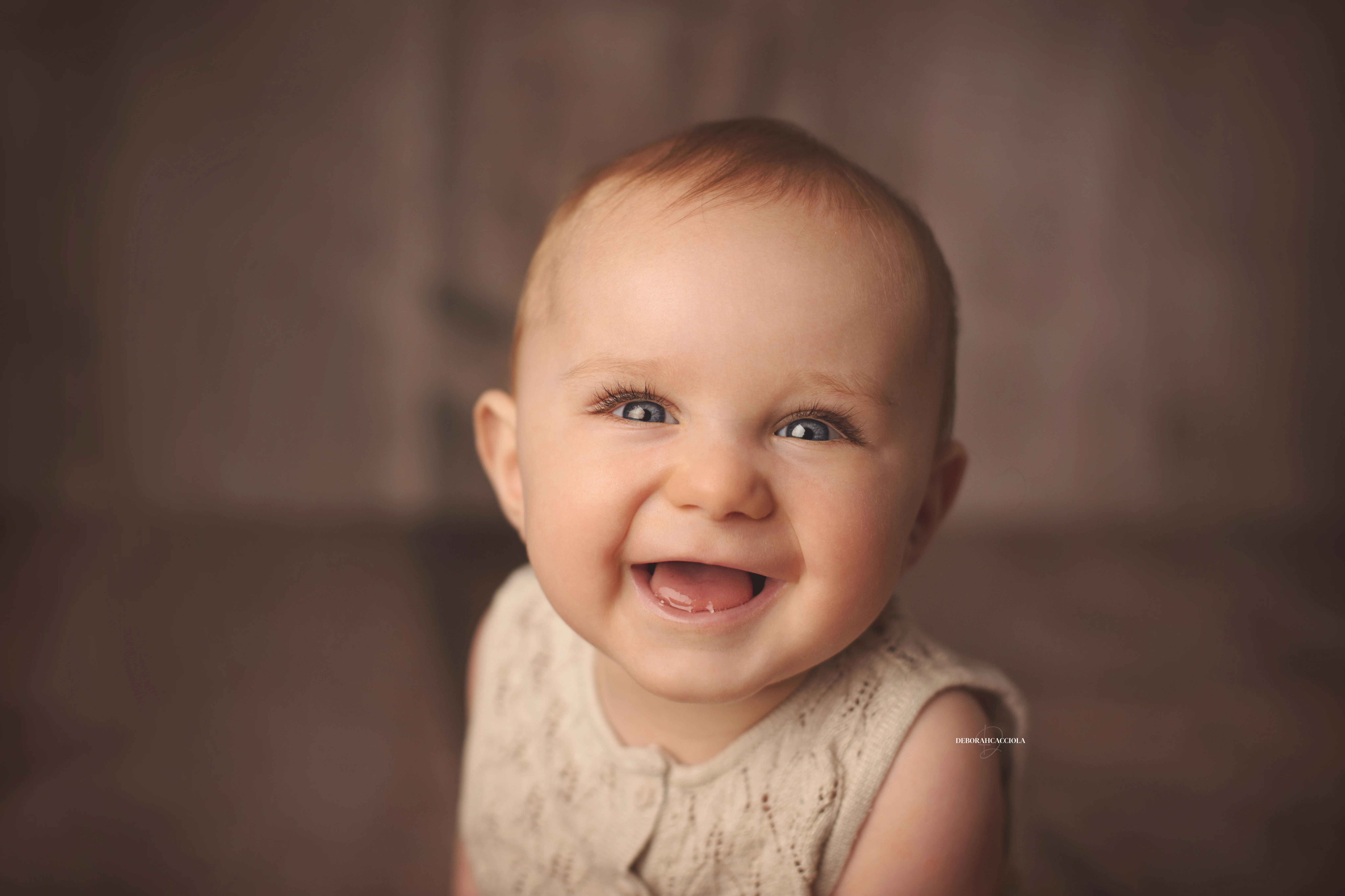 Portrait bébé à Orléans : bébé éveillé, plan large harmonieux, palette claire