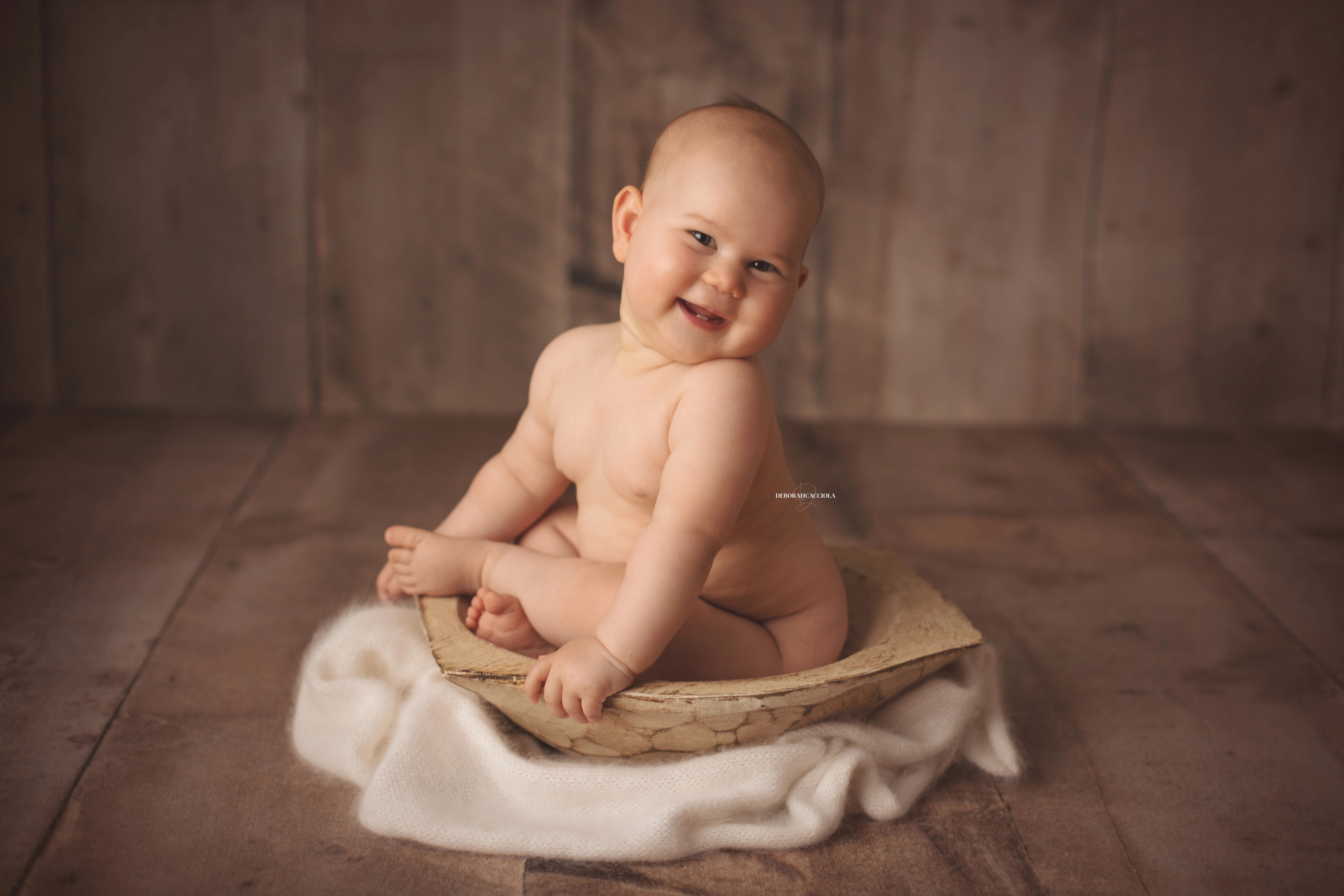 Portrait bébé à Orléans : bébé éveillé, plan large harmonieux, couleurs douces