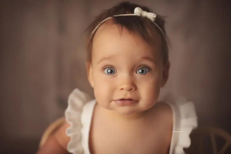 Séance bébé en studio à Orléans : bébé en studio, scène panoramique douce, palette claire