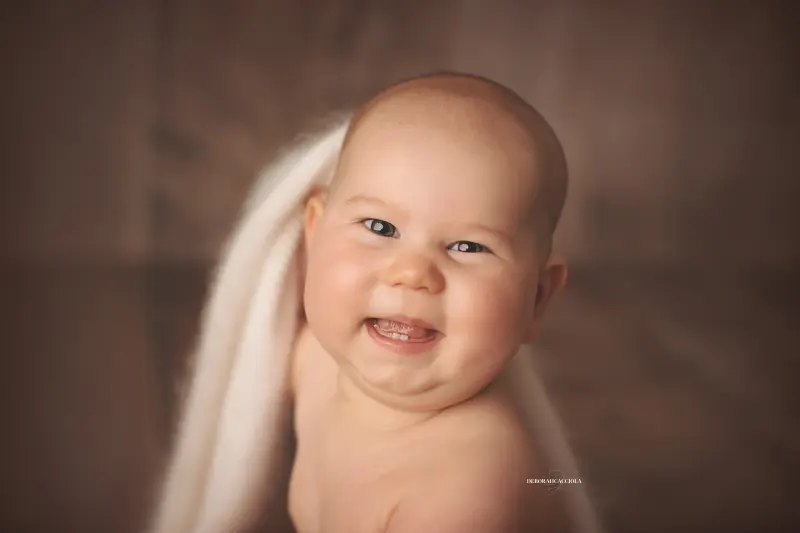 Portrait bébé à Orléans : bébé éveillé, plan large harmonieux, rendu naturel