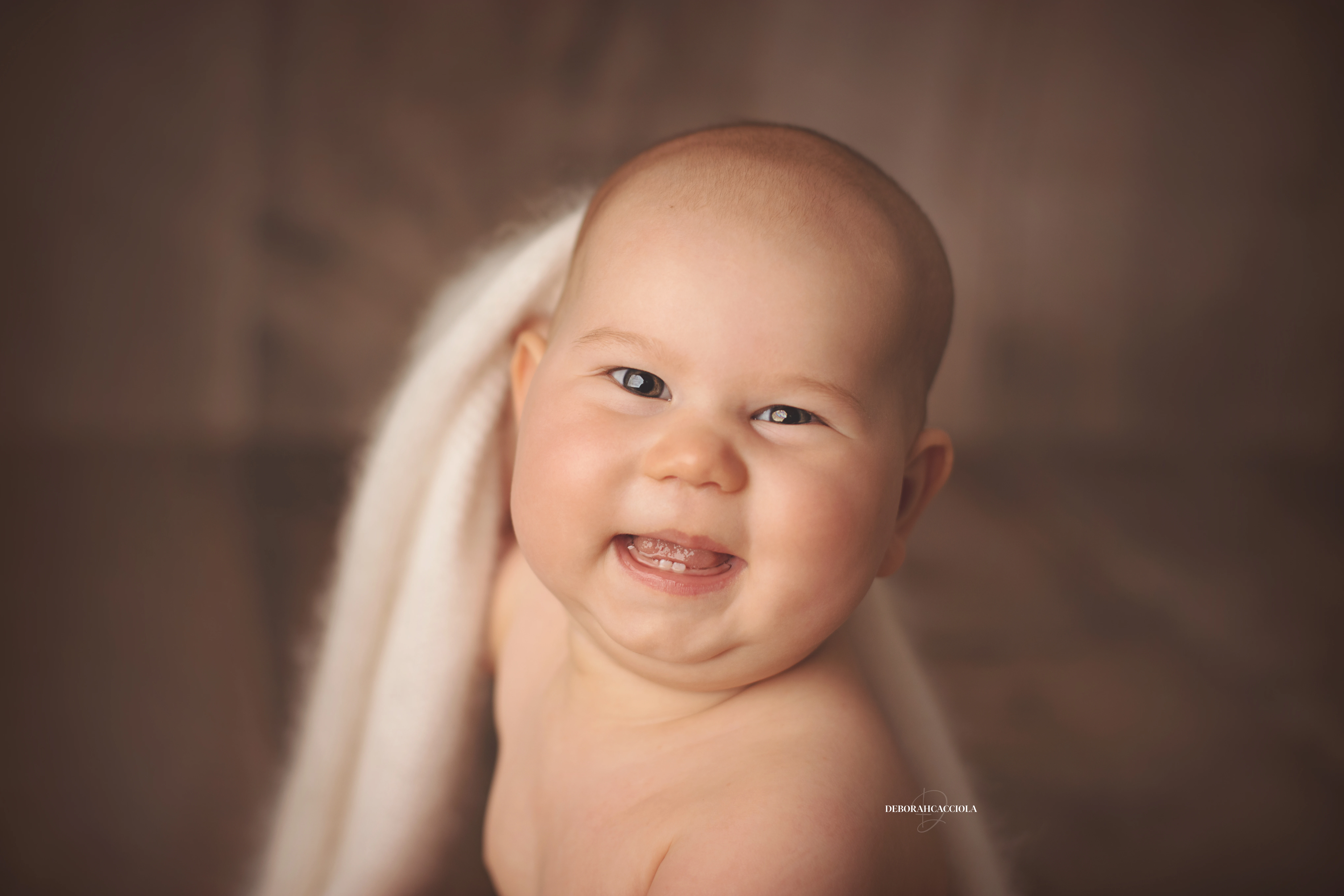 Portrait bébé à Orléans : bébé éveillé, plan large harmonieux, rendu naturel