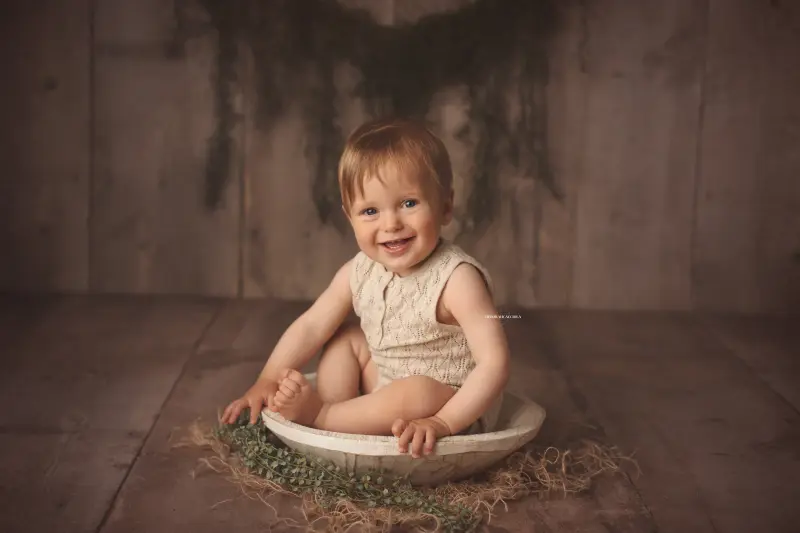 Photo bébé studio Orléans : instant doux avec bébé, cadrage horizontal équilibré, couleurs douces