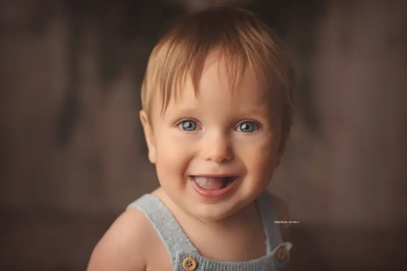 Photo bébé à Orléans, portrait tendre de bébé, composition large et naturelle, couleurs équilibrées