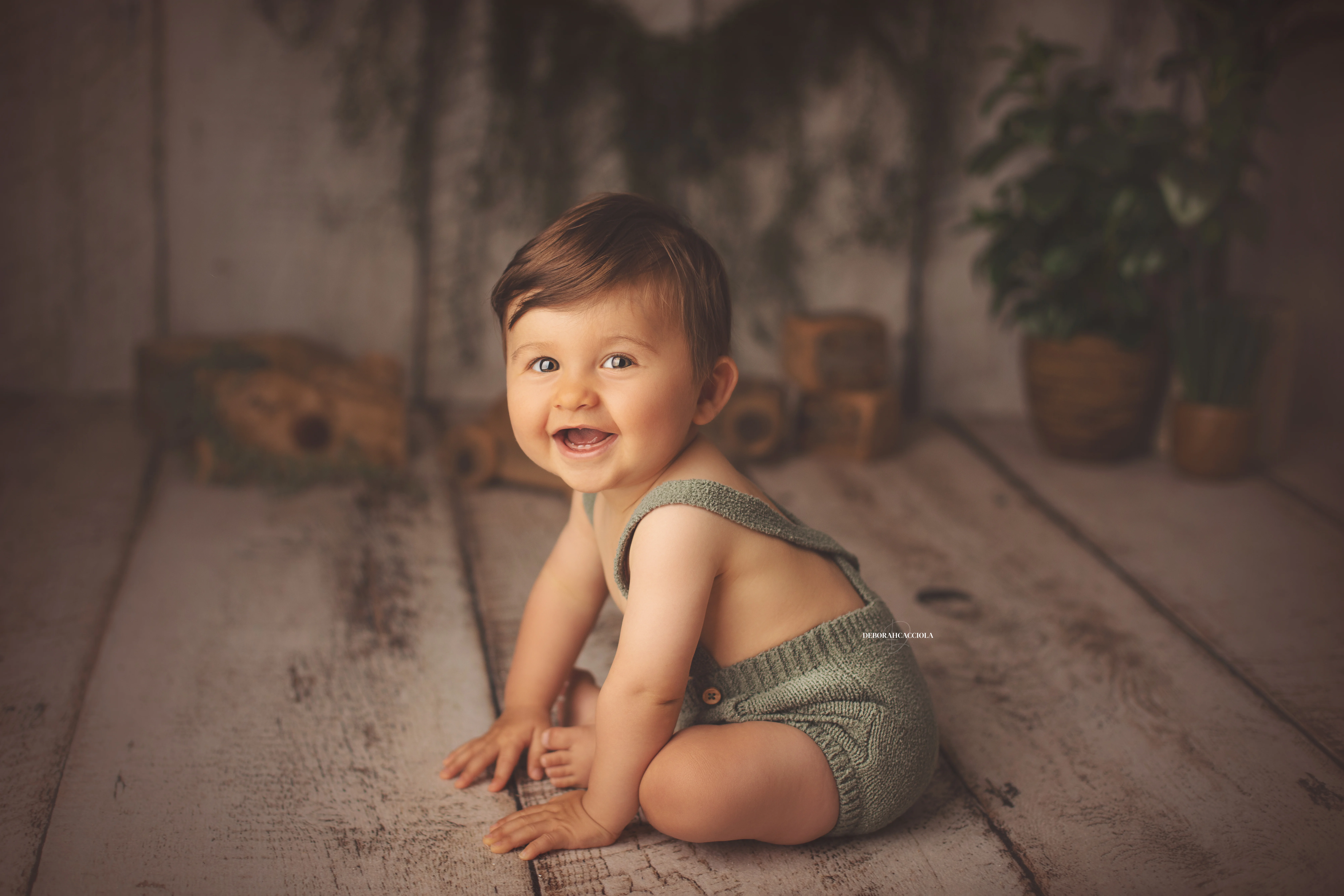 Portrait bébé à Orléans : portrait tendre de bébé, composition large et naturelle, rendu naturel