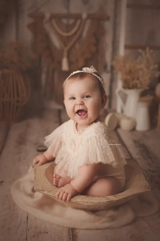 Séance bébé en studio à Orléans : bébé en studio, cadrage vertical doux, palette claire