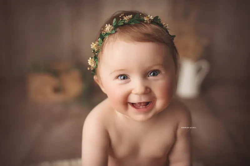 Portrait bébé à Orléans : bébé éveillé, plan large harmonieux, rendu naturel