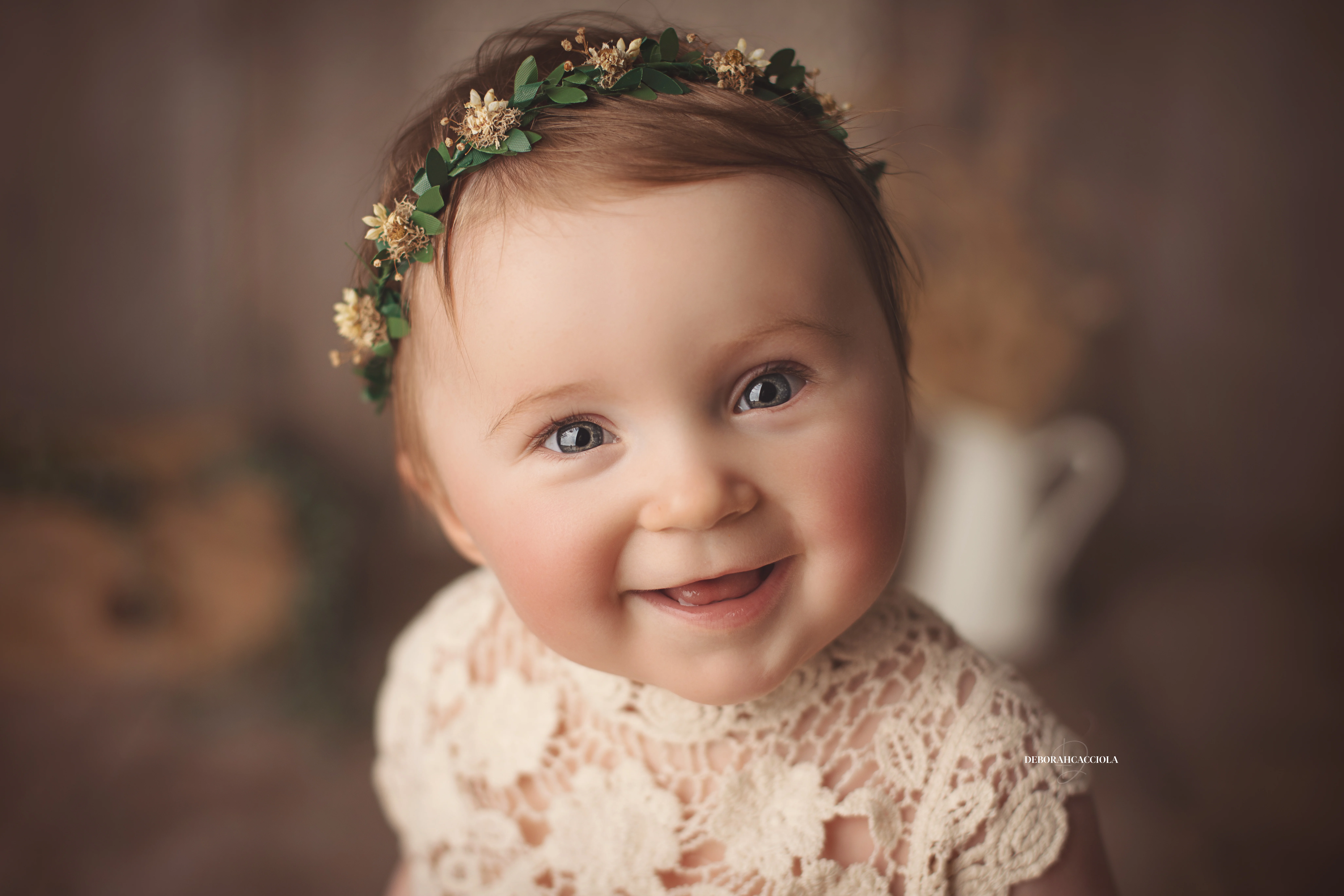 Portrait bébé Orléans : instant doux avec bébé, cadrage horizontal équilibré, tonalités naturelles