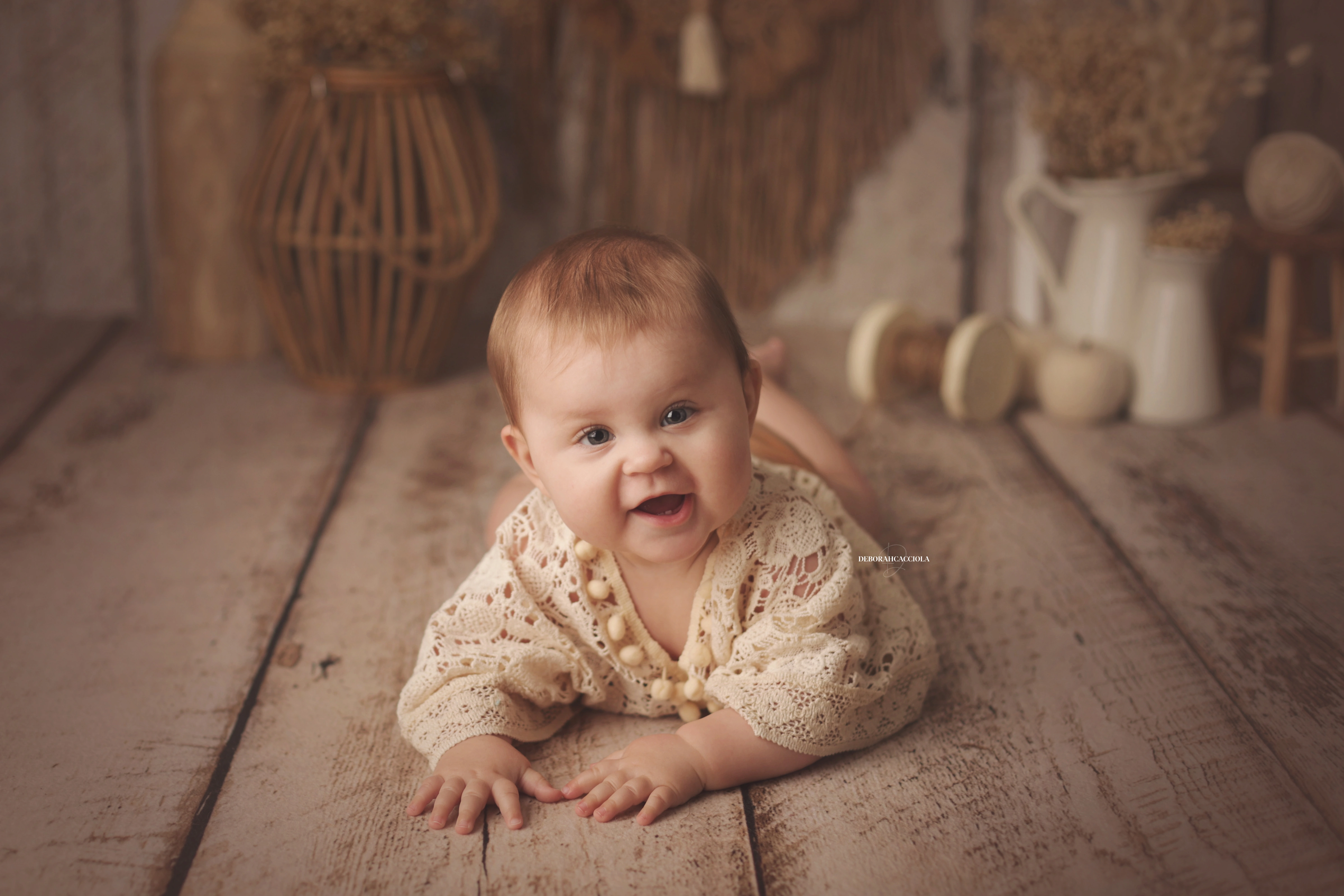 Photo bébé studio Orléans : bébé en studio, scène panoramique douce, couleurs douces