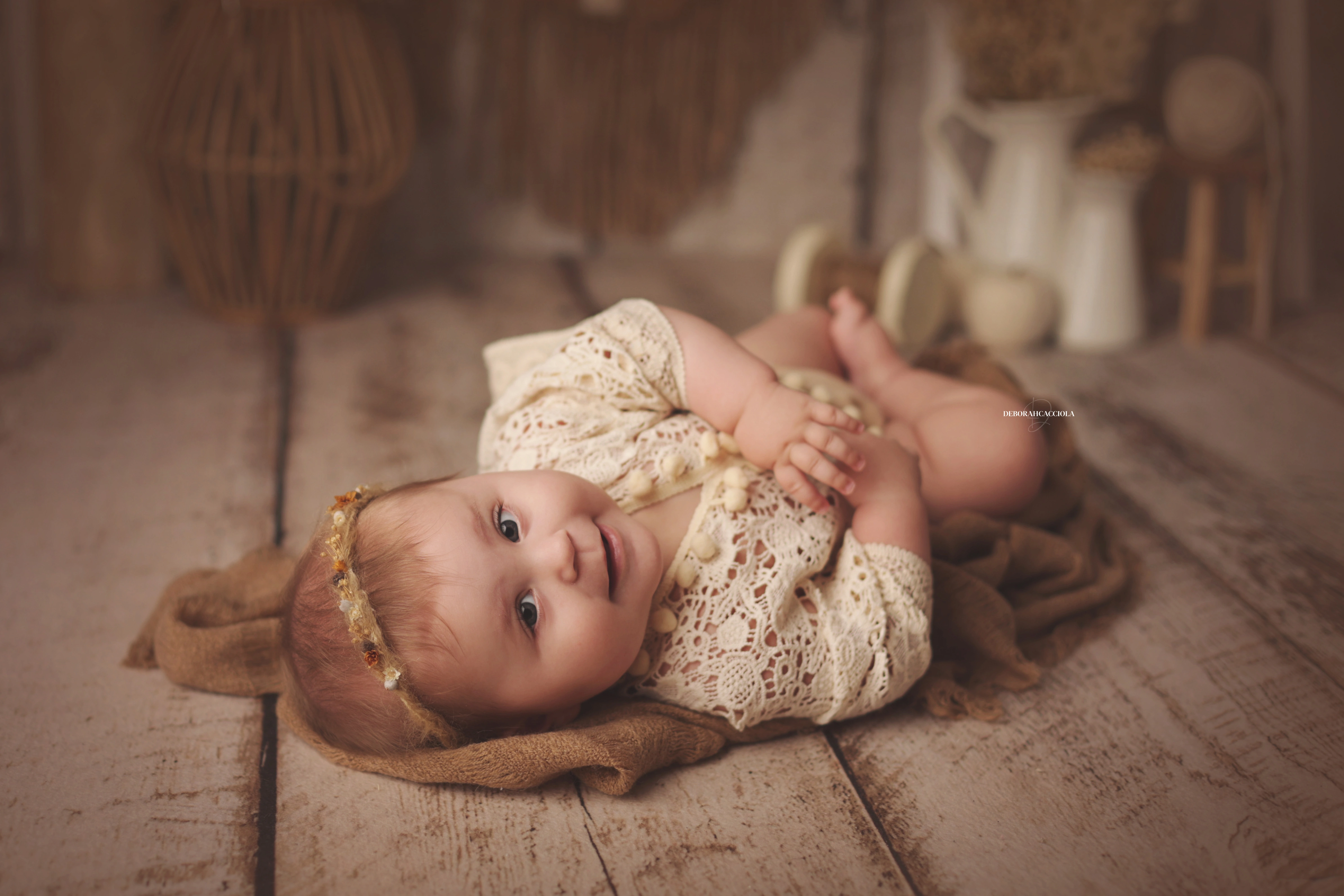 Photo bébé à Orléans, portrait tendre de bébé, composition large et naturelle, couleurs équilibrées