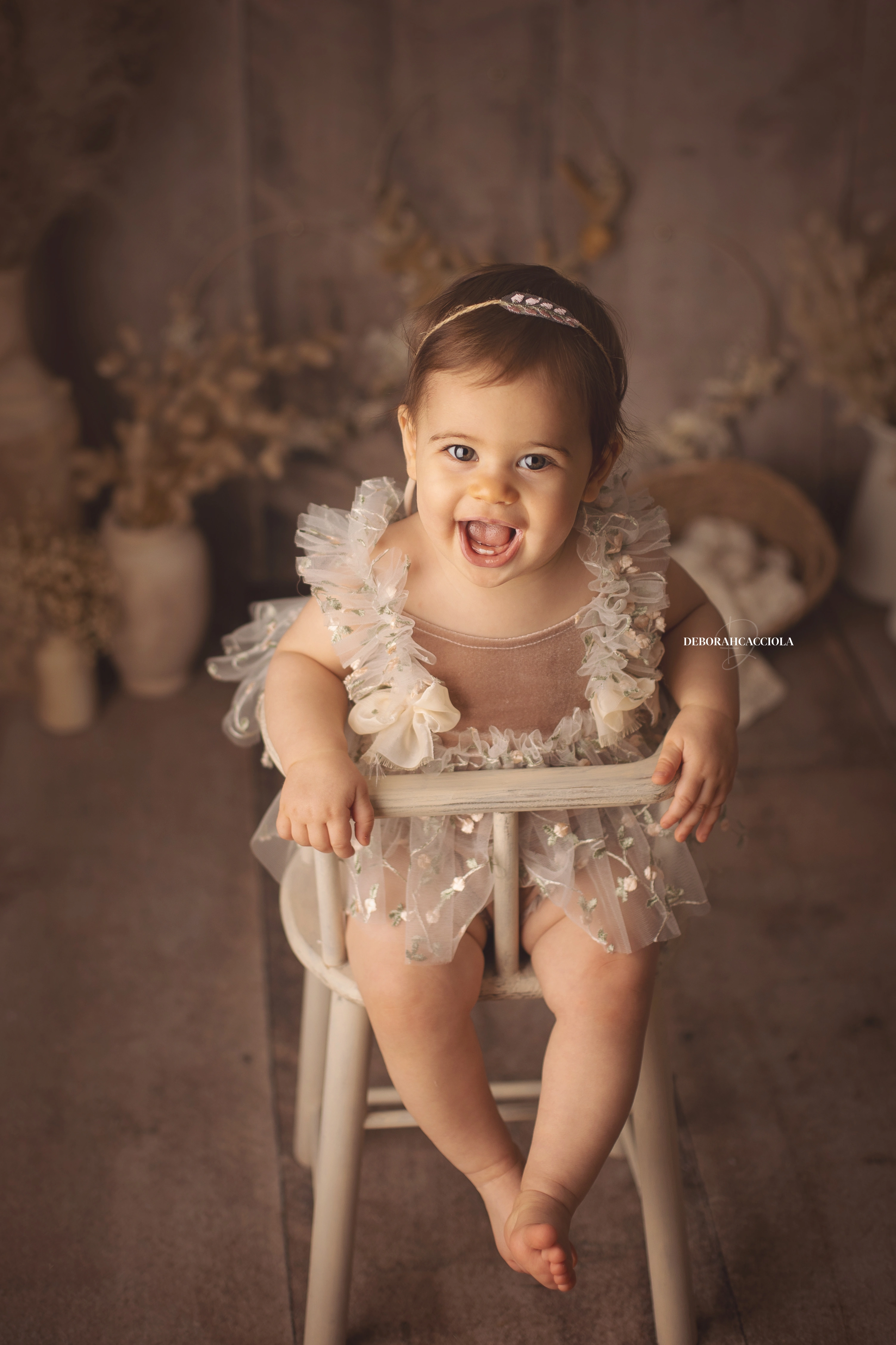 Photo bébé studio Orléans : bébé en studio, cadrage vertical doux, couleurs douces