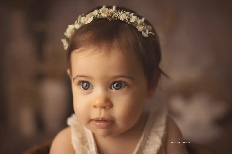 Séance bébé en studio à Orléans : bébé en studio, scène panoramique douce, couleurs équilibrées