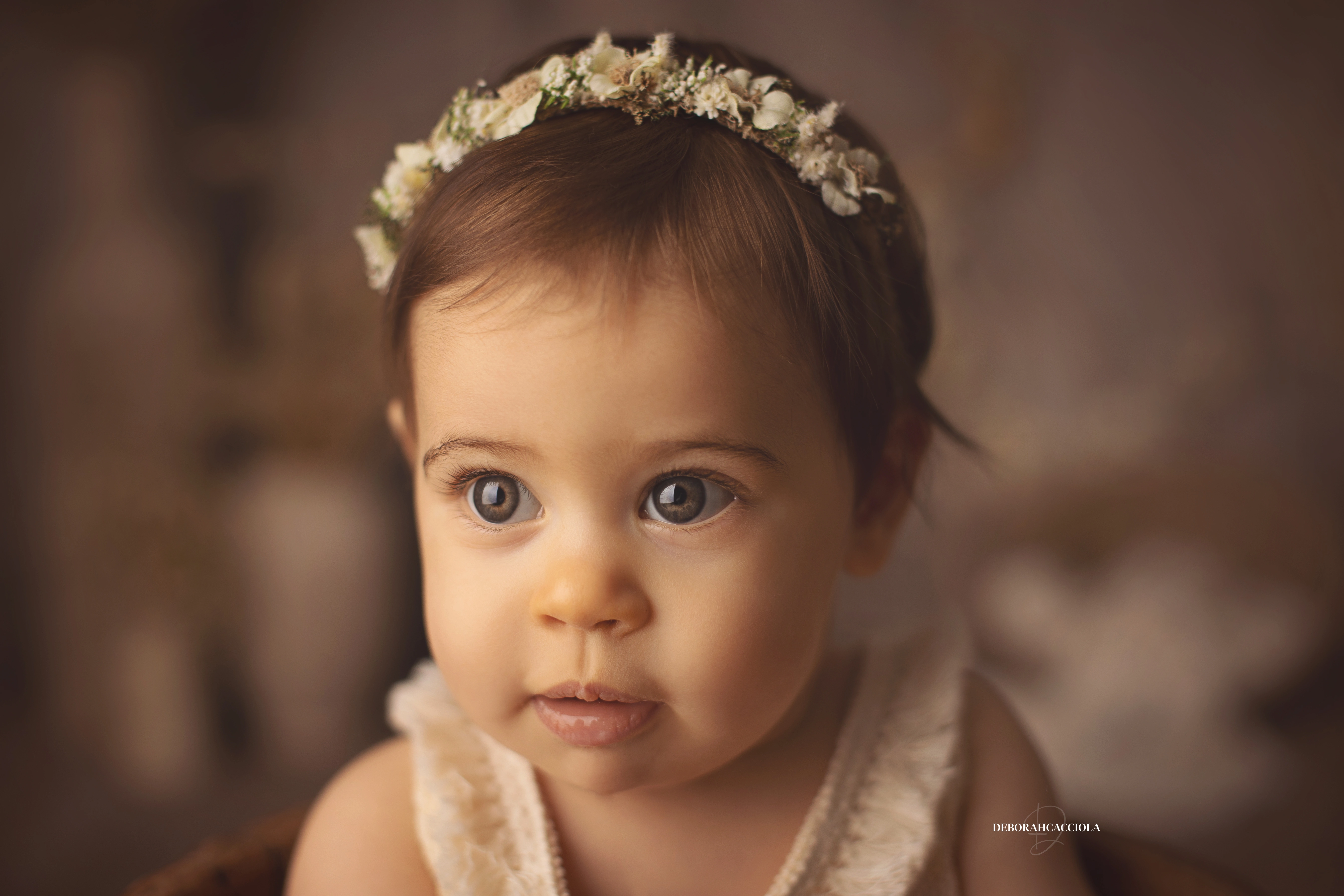 Séance bébé en studio à Orléans : bébé en studio, scène panoramique douce, couleurs équilibrées