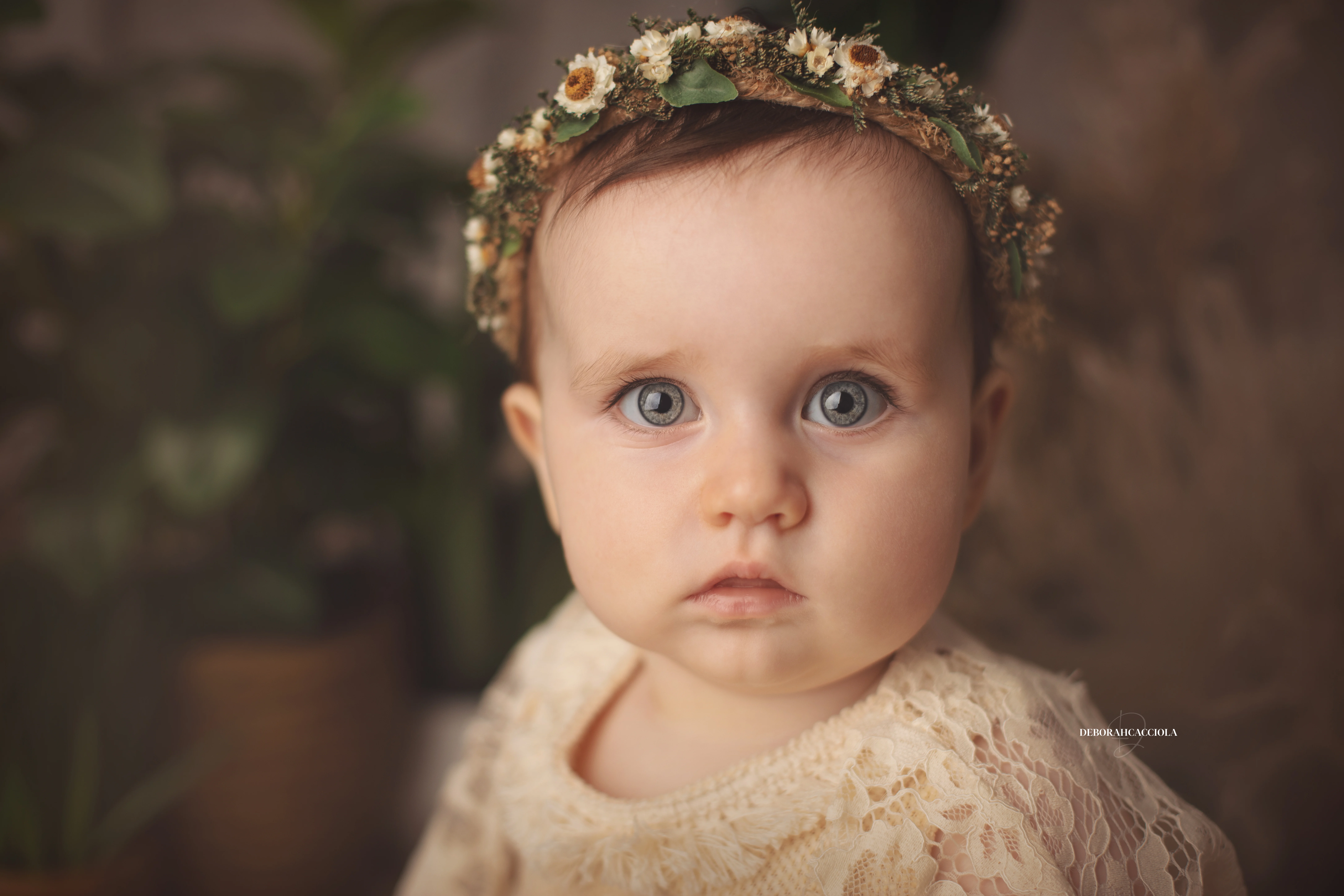 Portrait bébé à Orléans : bébé éveillé, plan large harmonieux, couleurs douces