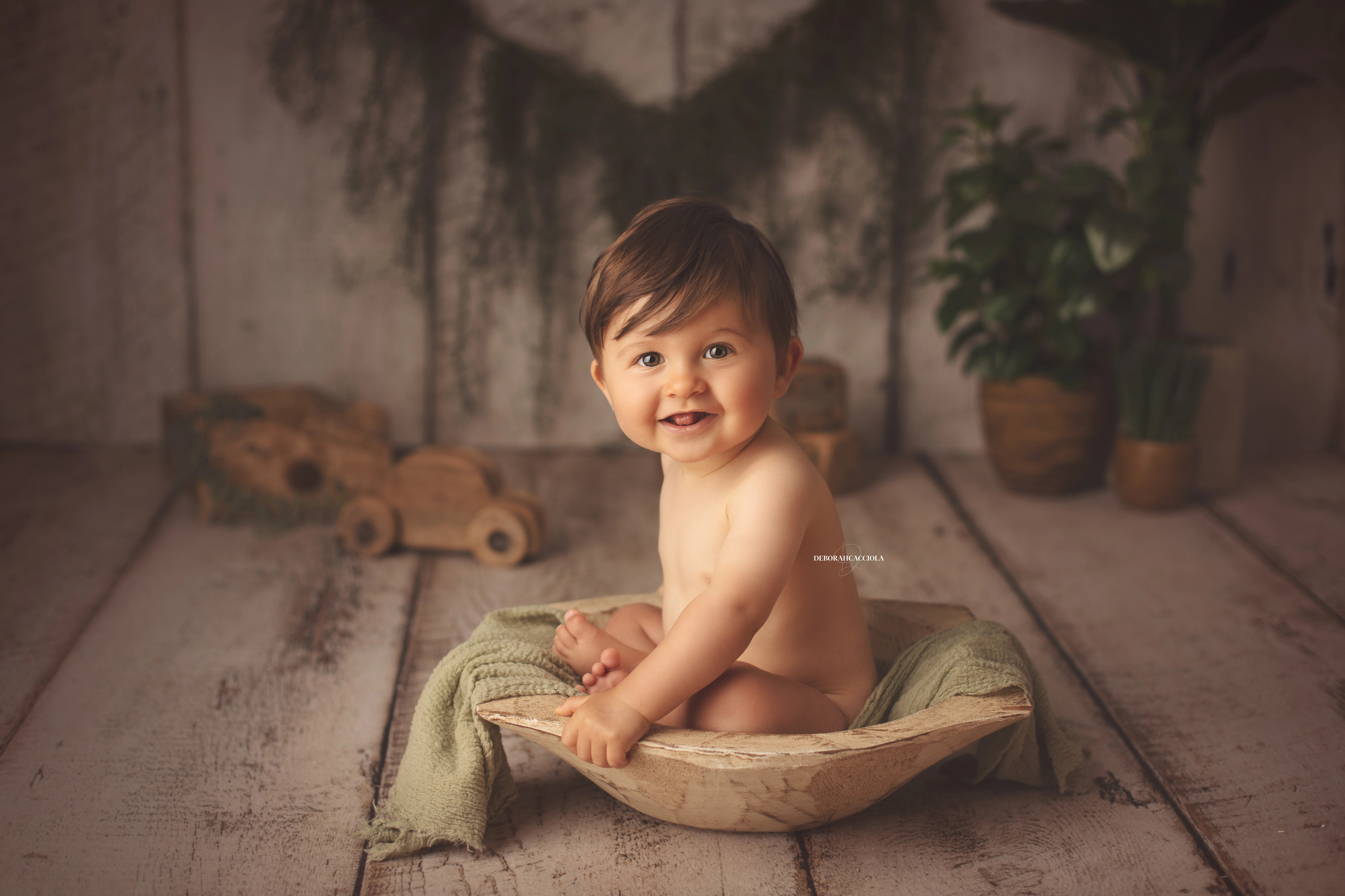 Portrait bébé à Orléans : portrait tendre de bébé, composition large et naturelle, palette claire