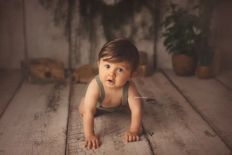 Séance bébé en studio à Orléans : instant doux avec bébé, cadrage horizontal équilibré, couleurs douces