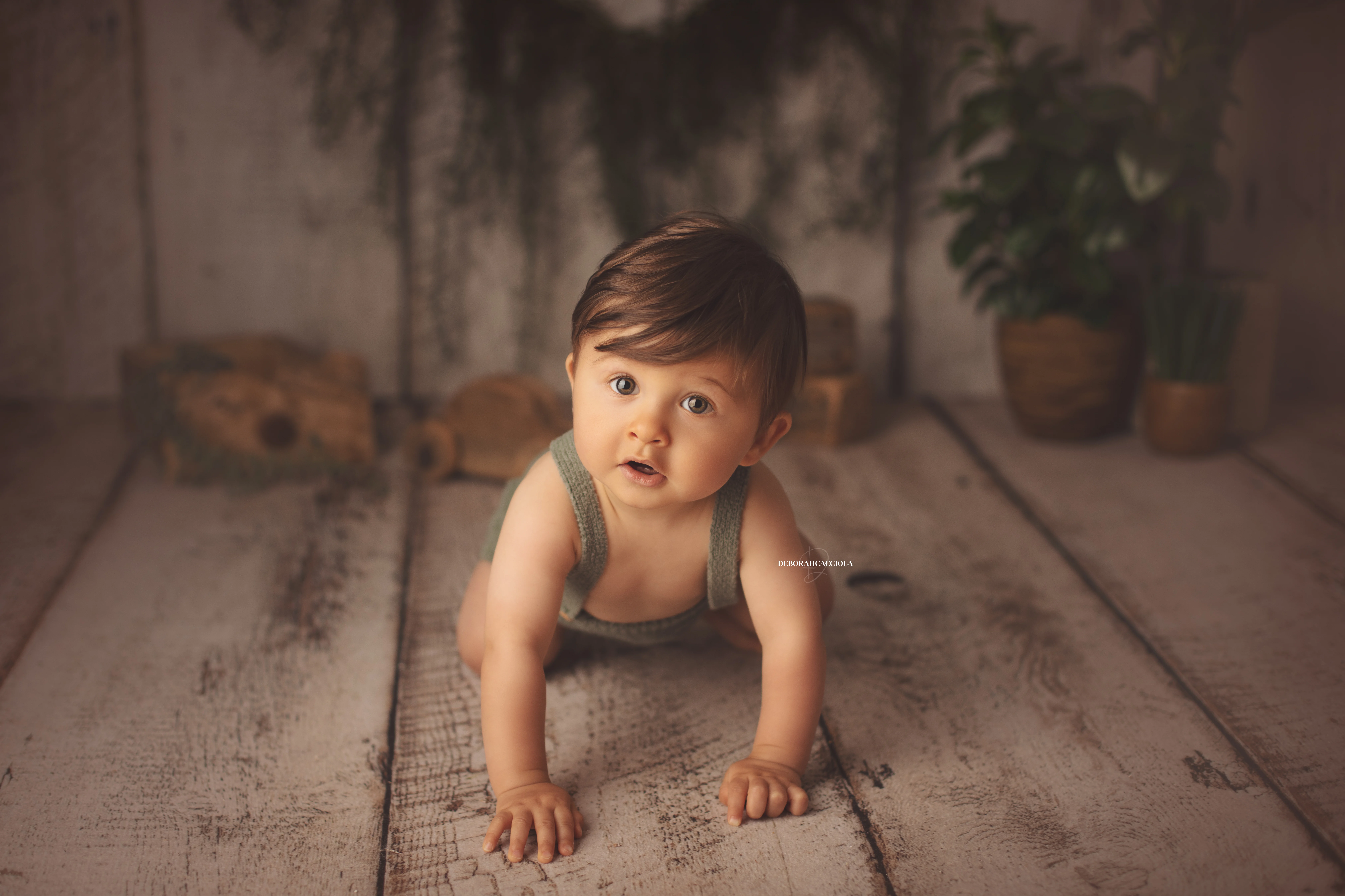 Séance bébé en studio à Orléans : instant doux avec bébé, cadrage horizontal équilibré, couleurs douces