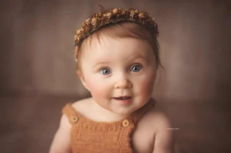 Photo bébé studio Orléans : instant doux avec bébé, cadrage horizontal équilibré, couleurs douces