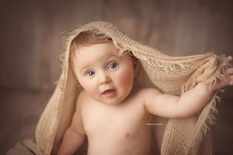 Portrait bébé à Orléans : bébé éveillé, plan large harmonieux, palette claire