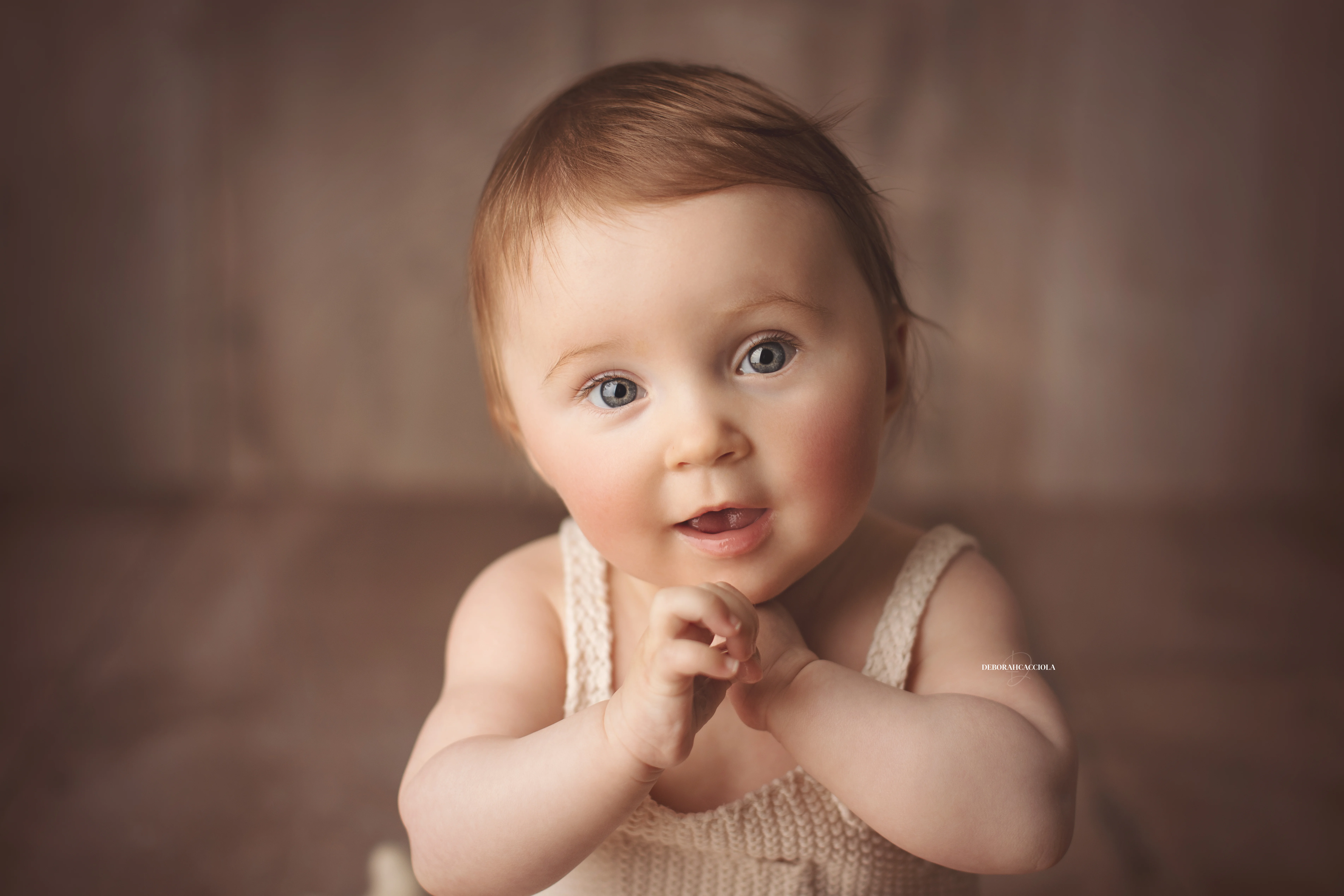 Séance bébé en studio à Orléans : instant doux avec bébé, cadrage horizontal équilibré, tonalités naturelles