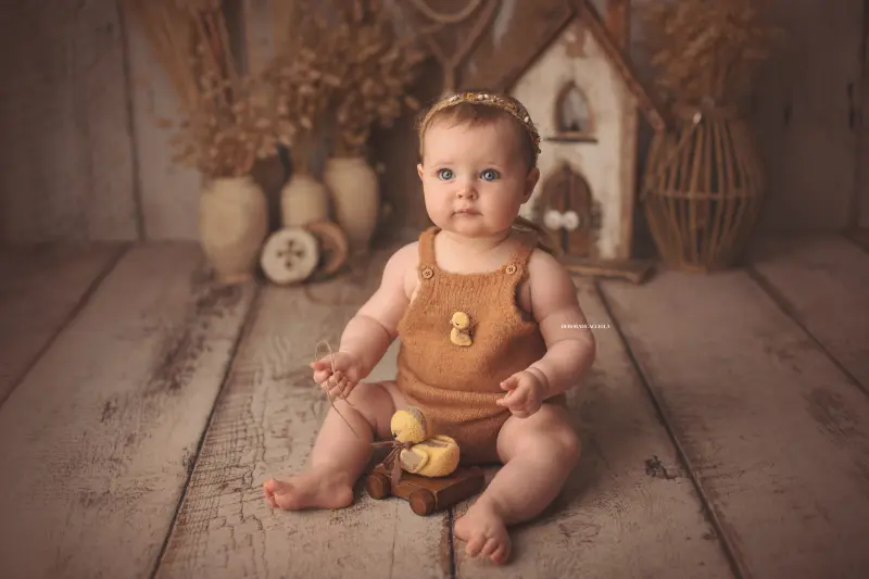 Séance bébé en studio à Orléans : bébé en studio, scène panoramique douce, rendu naturel