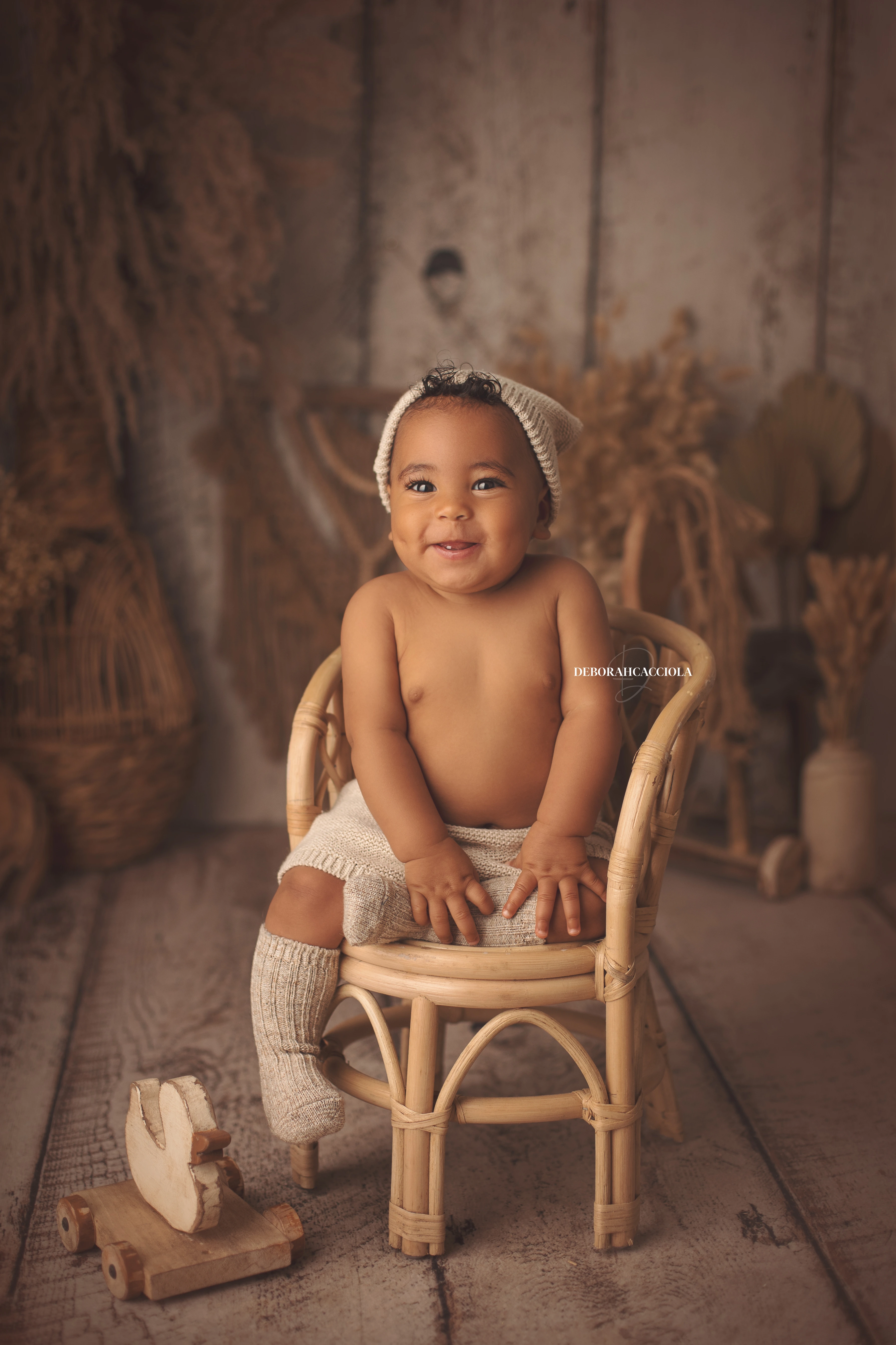 Séance bébé en studio à Orléans : instant doux avec bébé, composition resserrée élégante, palette claire