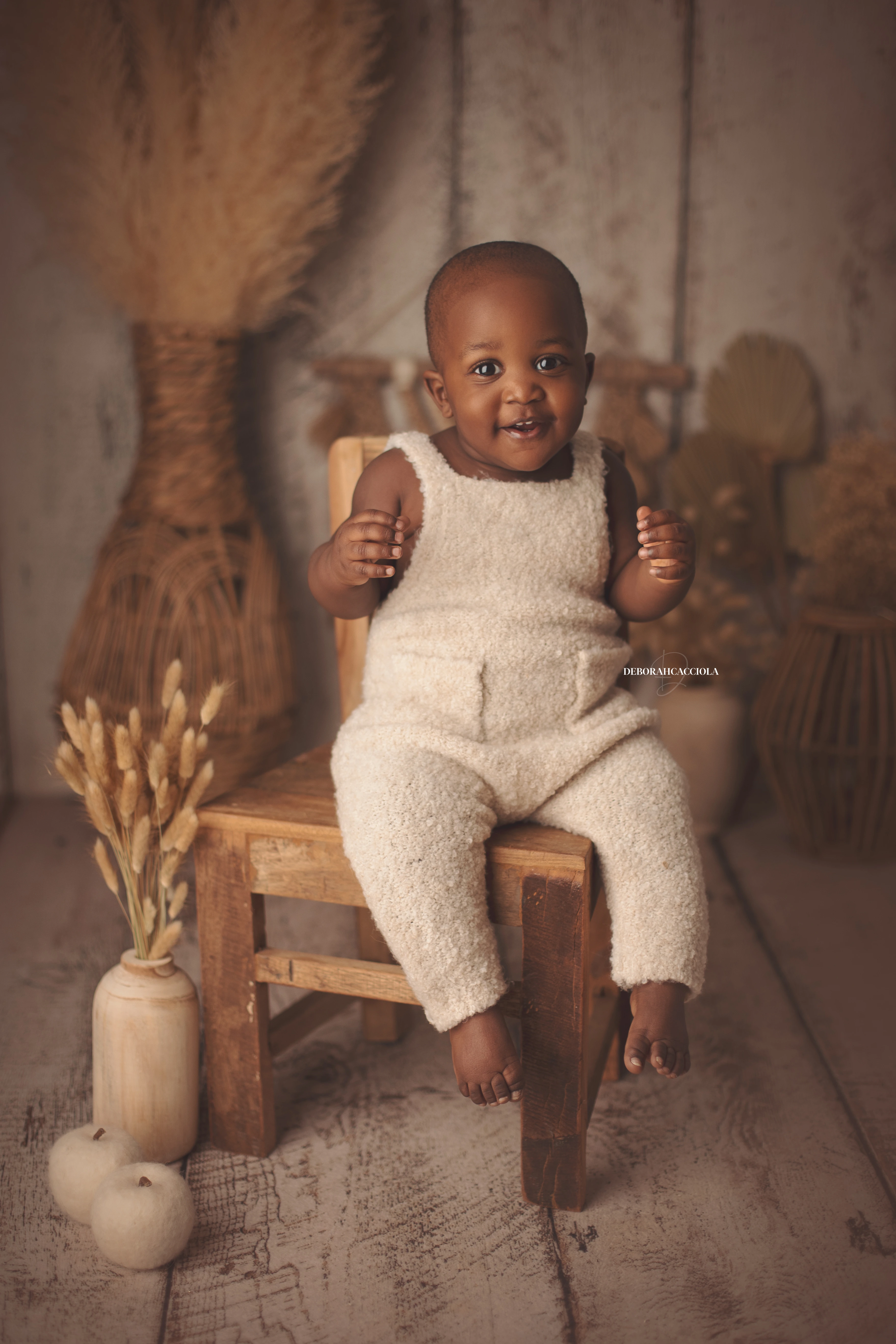 Portrait bébé à Orléans : portrait tendre de bébé, plan vertical naturel, couleurs équilibrées