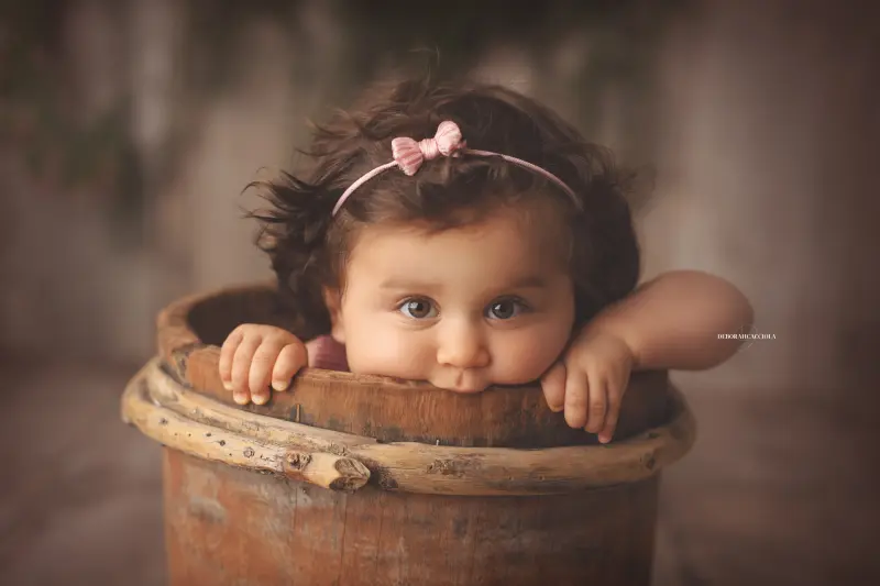 Séance bébé en studio à Orléans : instant doux avec bébé, cadrage horizontal équilibré, tonalités naturelles