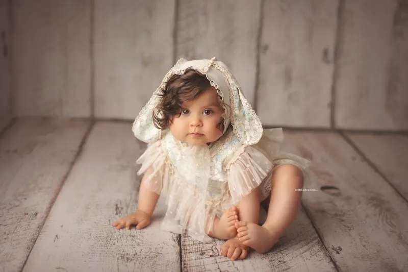 Séance bébé en studio à Orléans : instant doux avec bébé, cadrage horizontal équilibré, rendu naturel