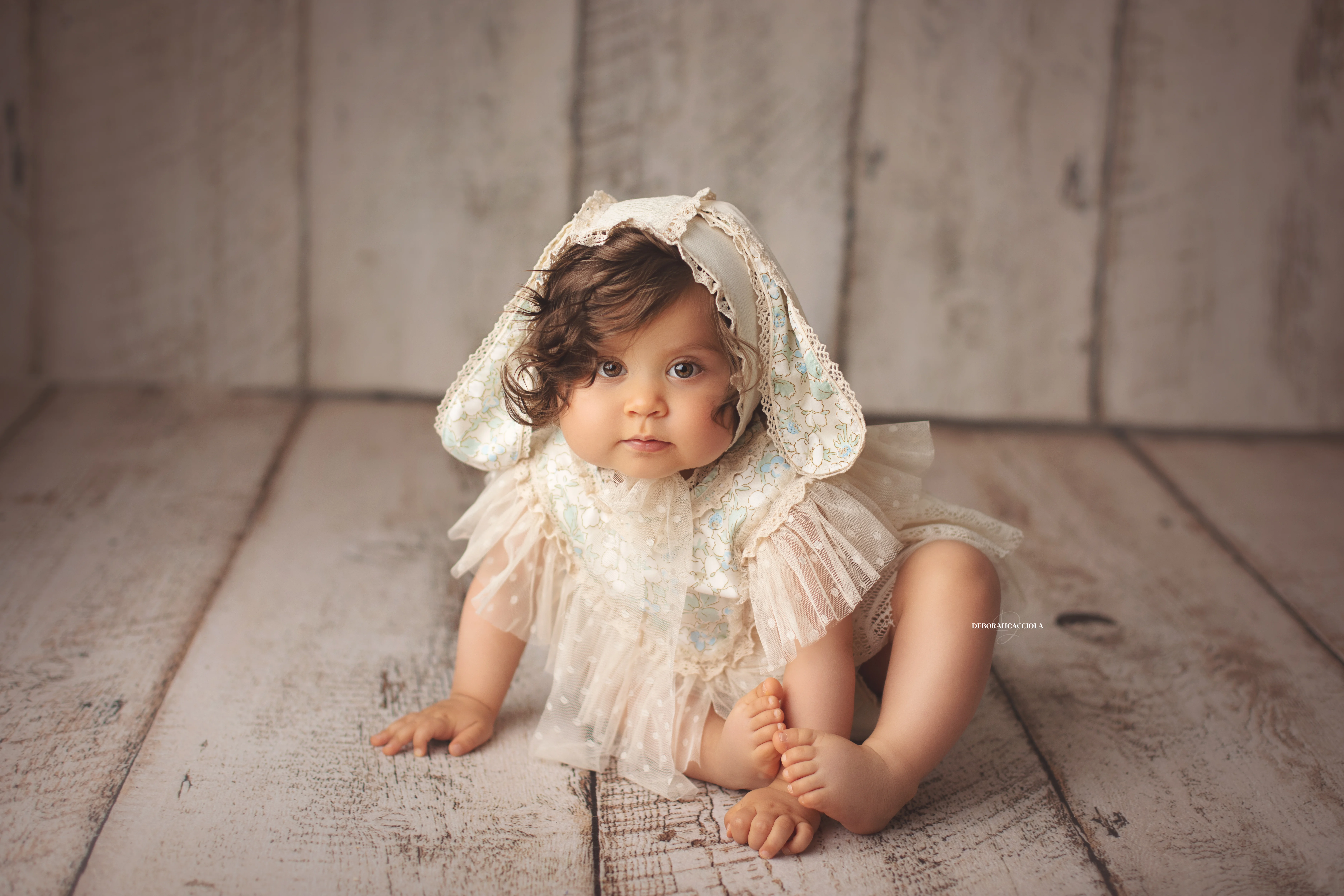 Séance bébé en studio à Orléans : instant doux avec bébé, cadrage horizontal équilibré, rendu naturel