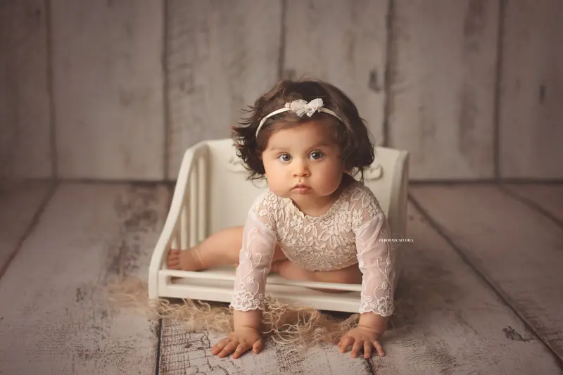 Séance bébé à Orléans - portrait tendre de bébé, composition large et naturelle, rendu naturel