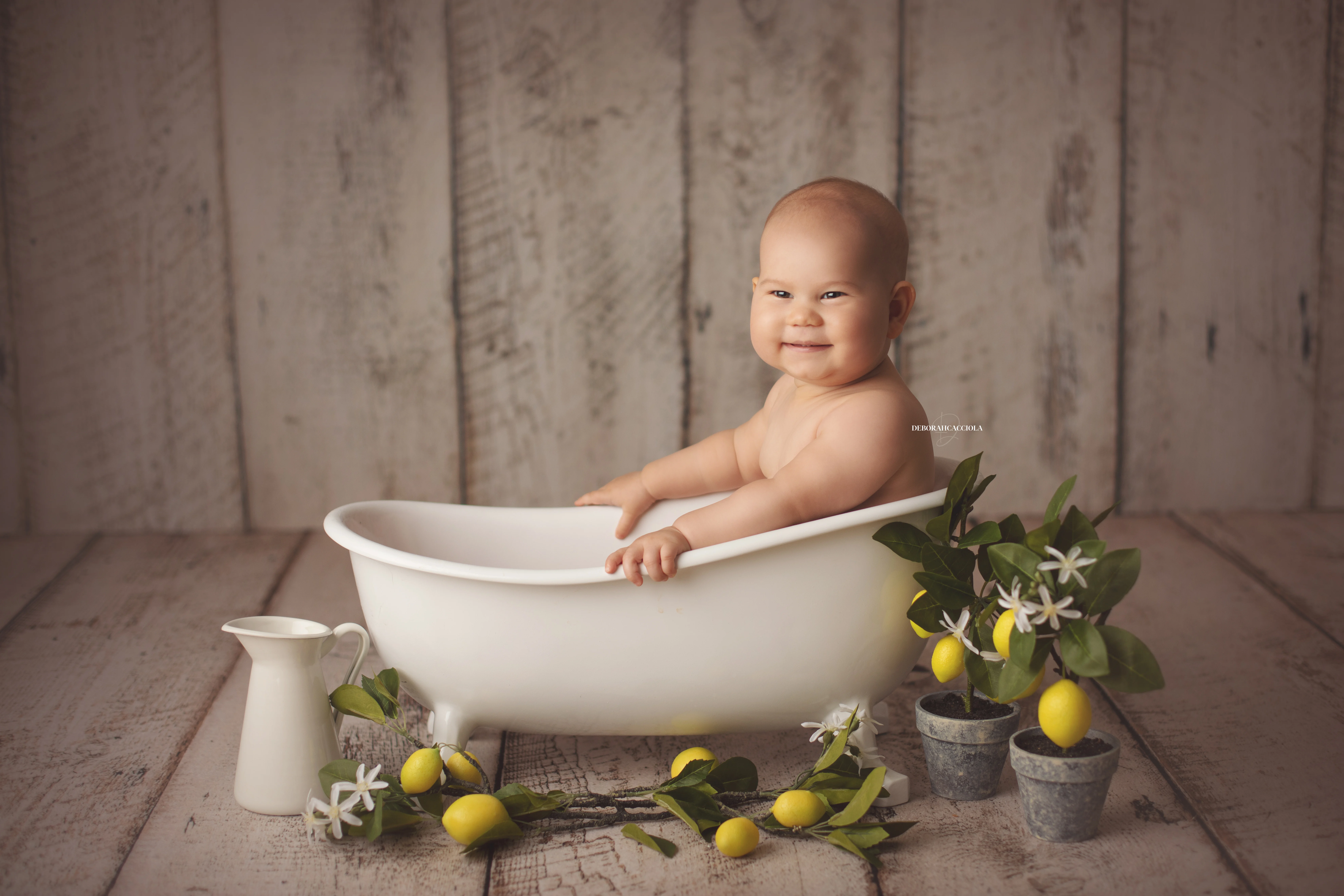 Séance bébé en studio à Orléans : bébé en studio, scène panoramique douce, couleurs douces