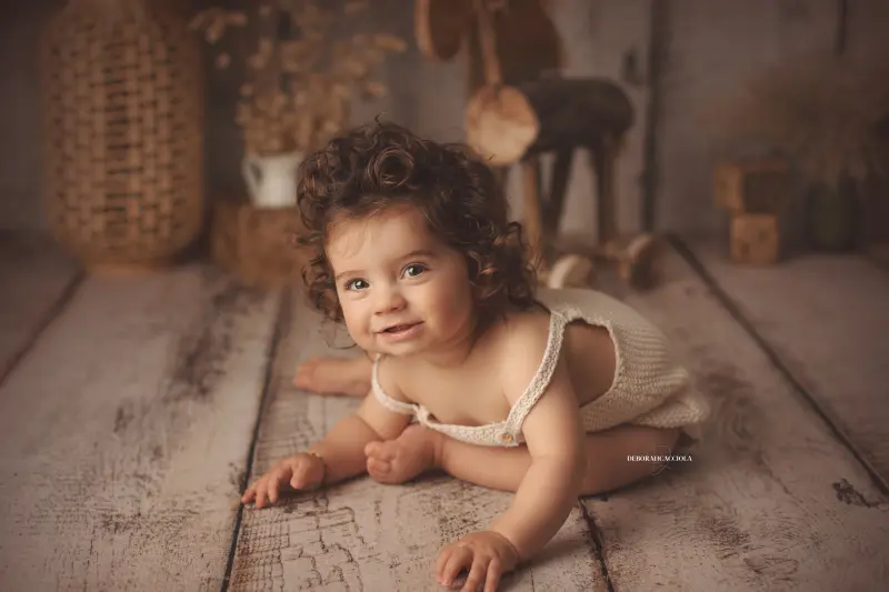 Séance bébé en studio à Orléans : bébé en studio, scène panoramique douce, rendu naturel