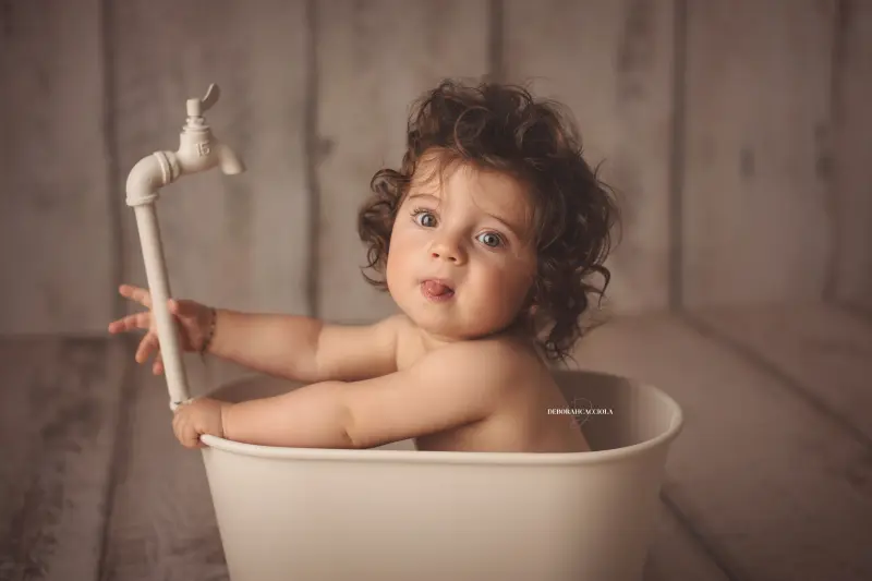 Photo bébé studio Orléans : instant doux avec bébé, cadrage horizontal équilibré, tonalités naturelles