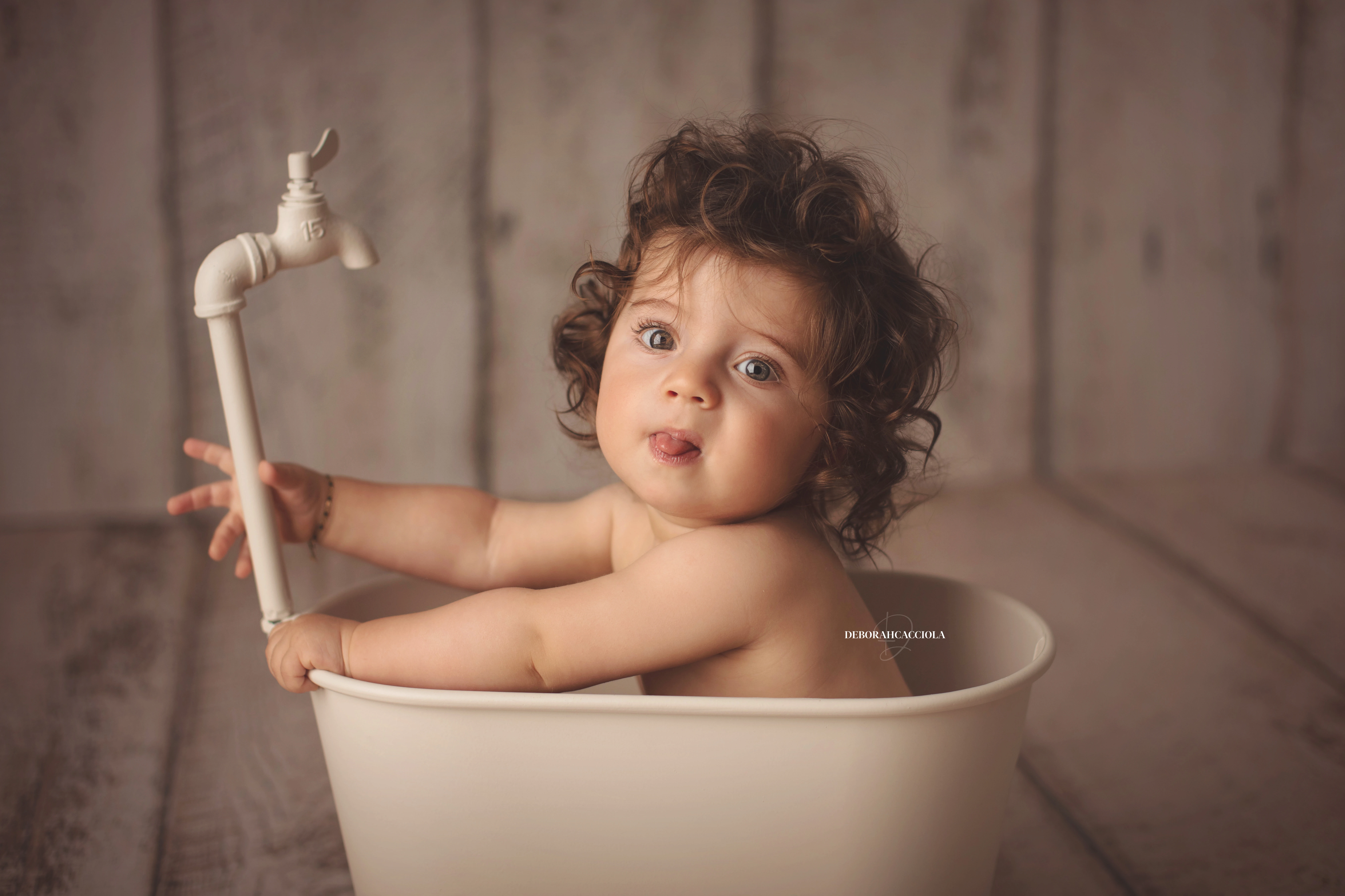 Photo bébé studio Orléans : instant doux avec bébé, cadrage horizontal équilibré, tonalités naturelles