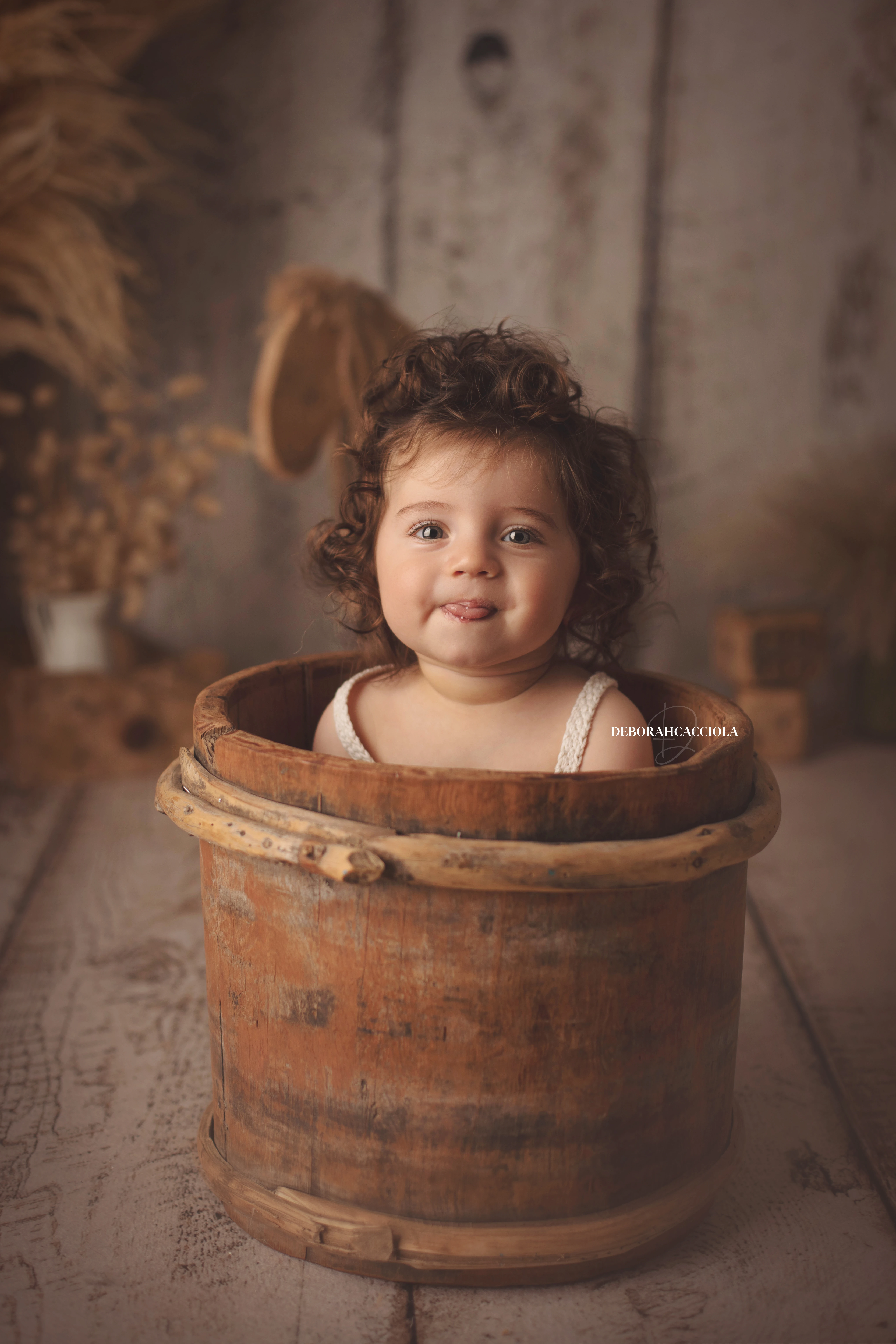 Portrait bébé Orléans : instant doux avec bébé, composition resserrée élégante, palette claire