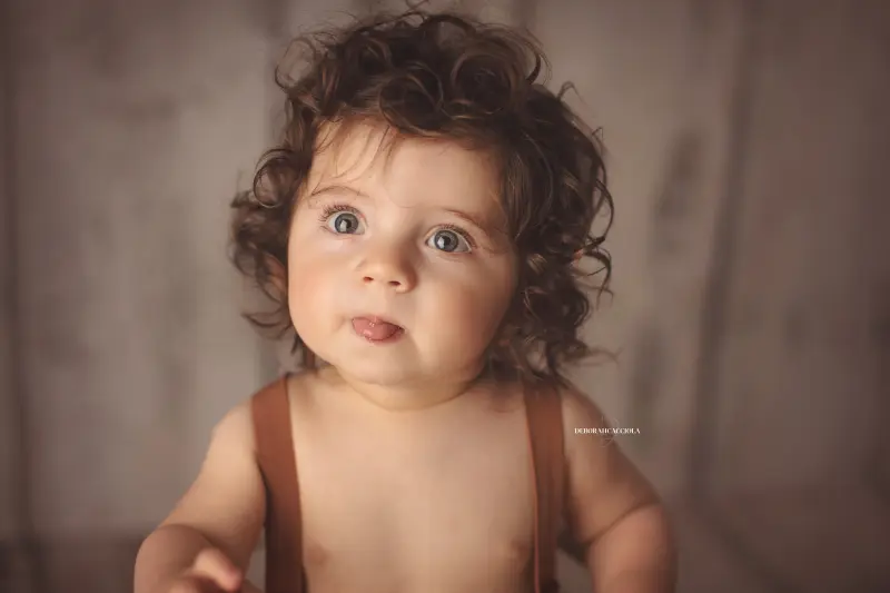 Photo bébé à Orléans, bébé éveillé, plan large harmonieux, couleurs équilibrées