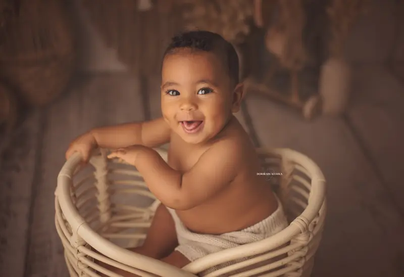 Séance bébé en studio à Orléans : bébé en studio, scène panoramique douce, couleurs douces