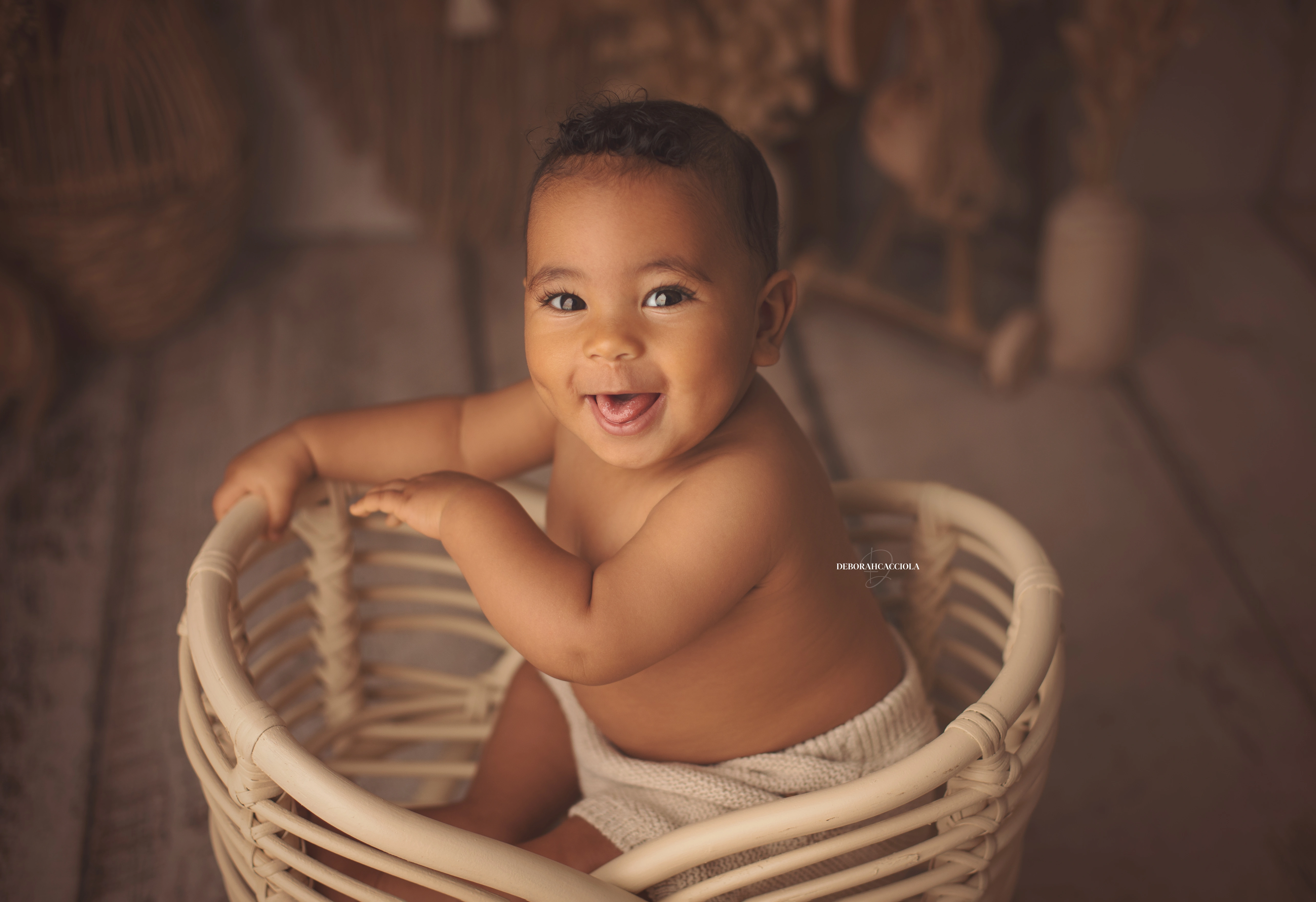 Séance bébé en studio à Orléans : bébé en studio, scène panoramique douce, couleurs douces