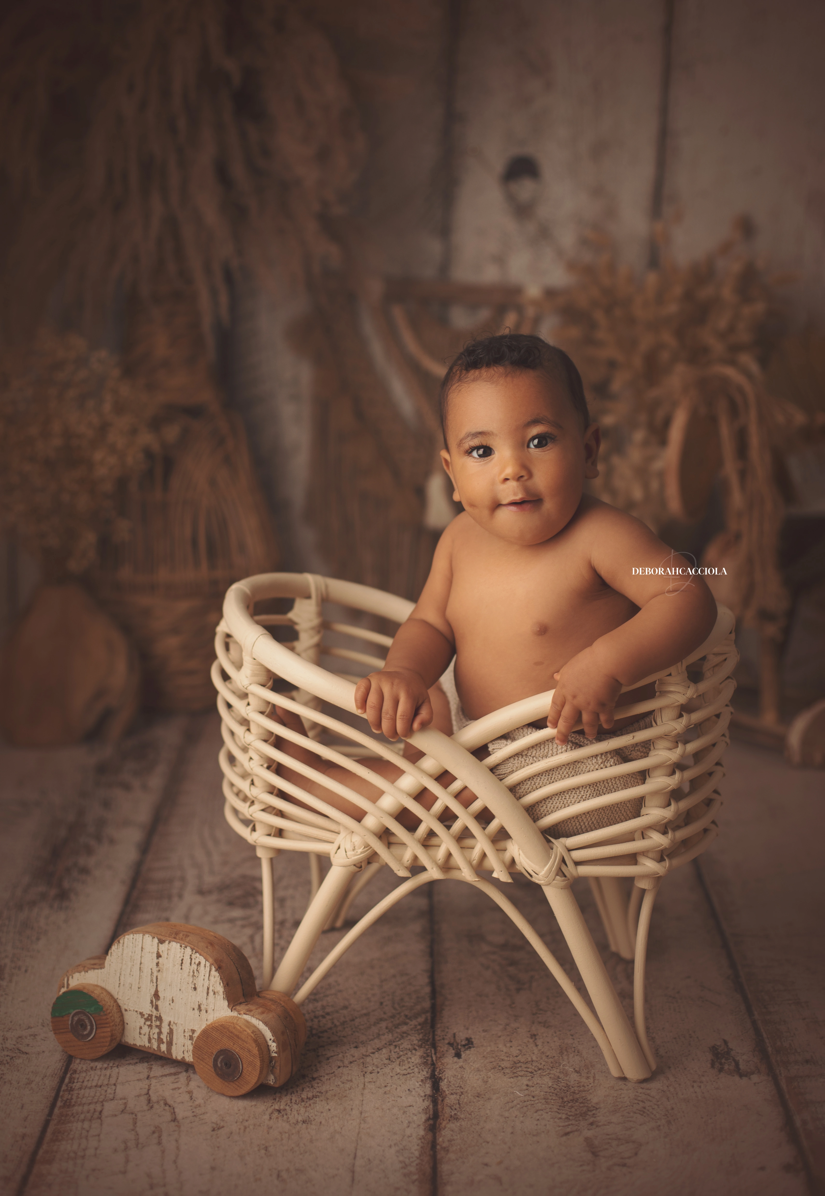 Photo bébé studio Orléans : instant doux avec bébé, composition resserrée élégante, tonalités naturelles