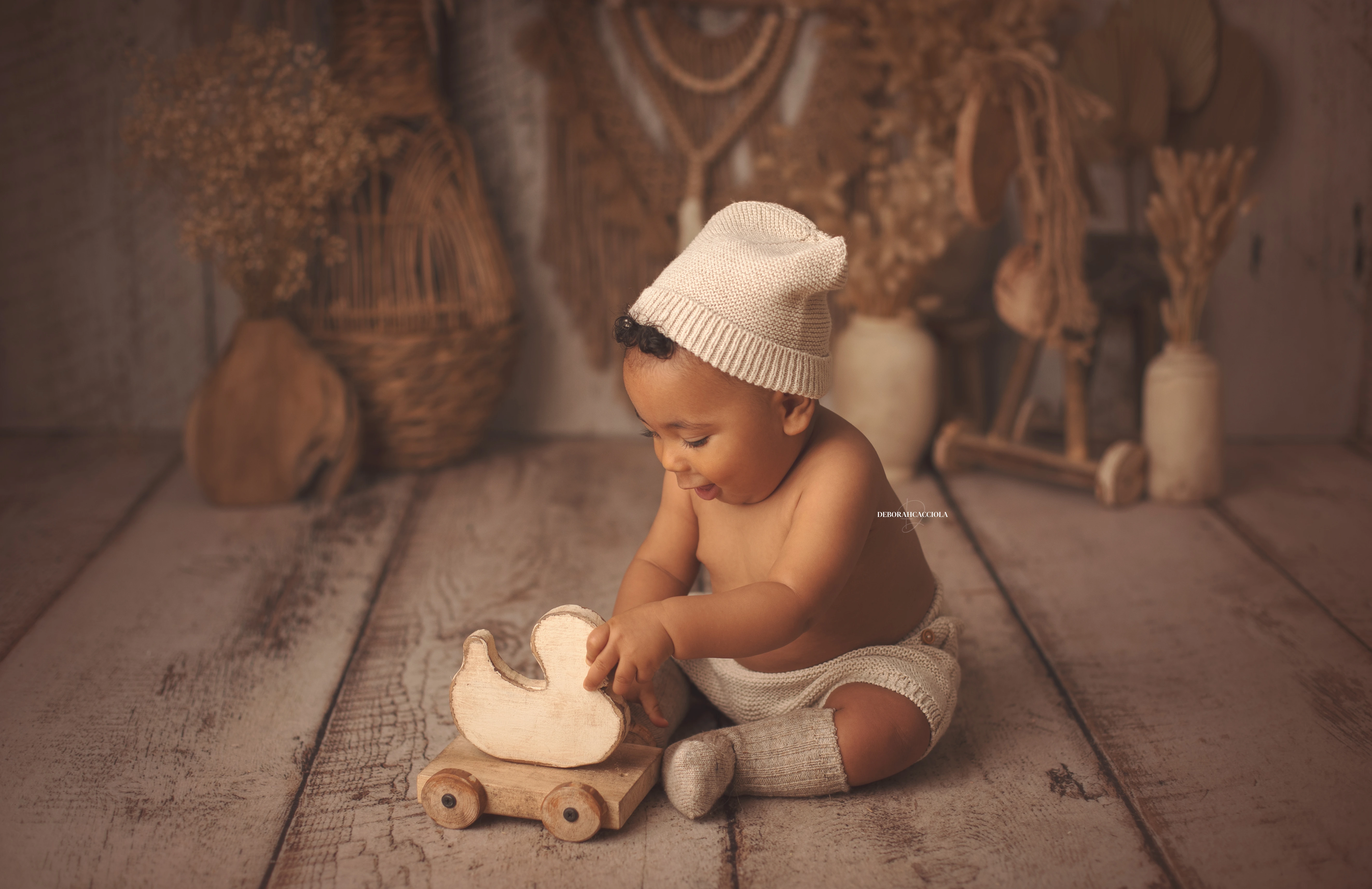 Séance bébé en studio à Orléans : bébé en studio, scène panoramique douce, palette claire