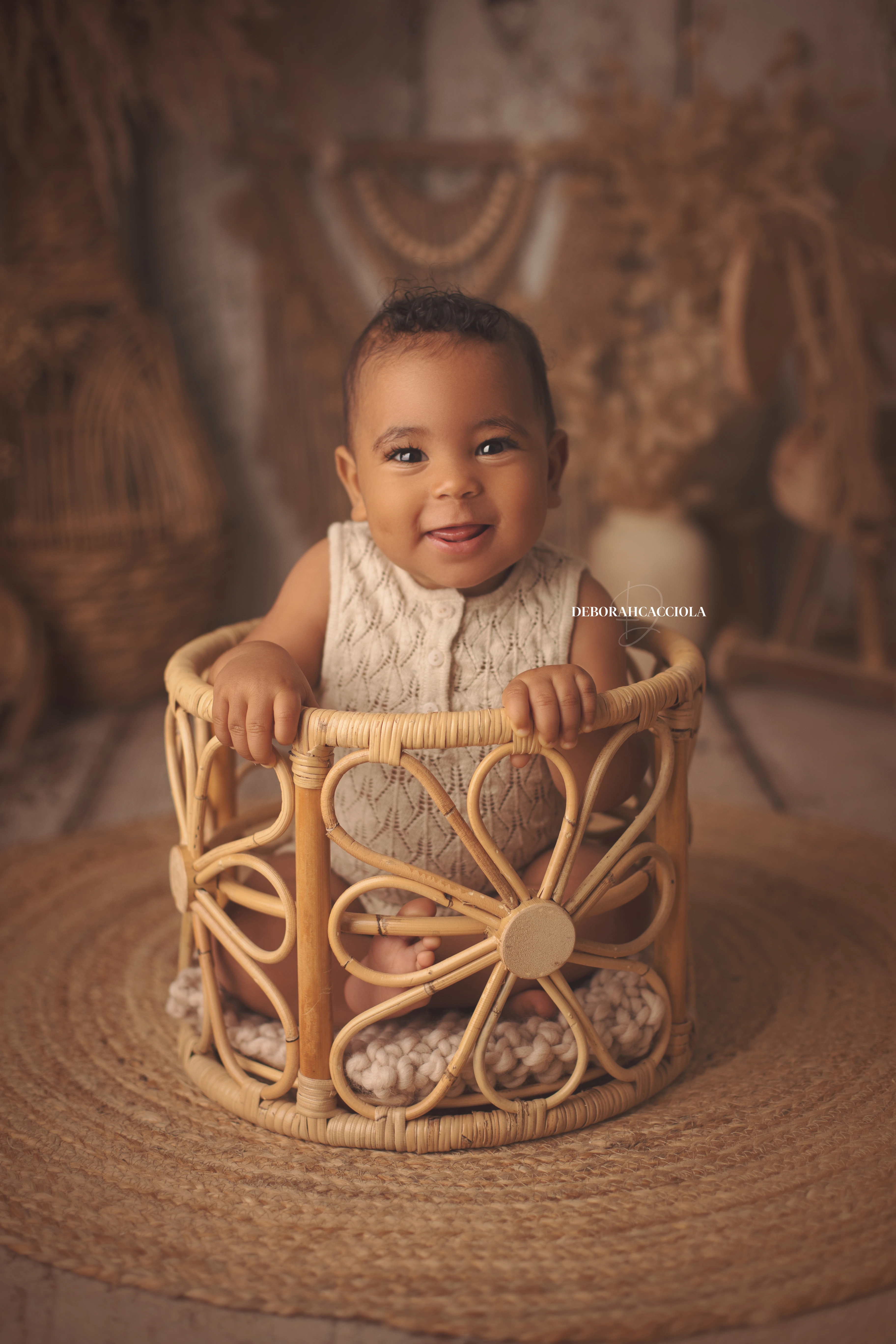 Photo bébé studio Orléans : instant doux avec bébé, composition resserrée élégante, tonalités naturelles