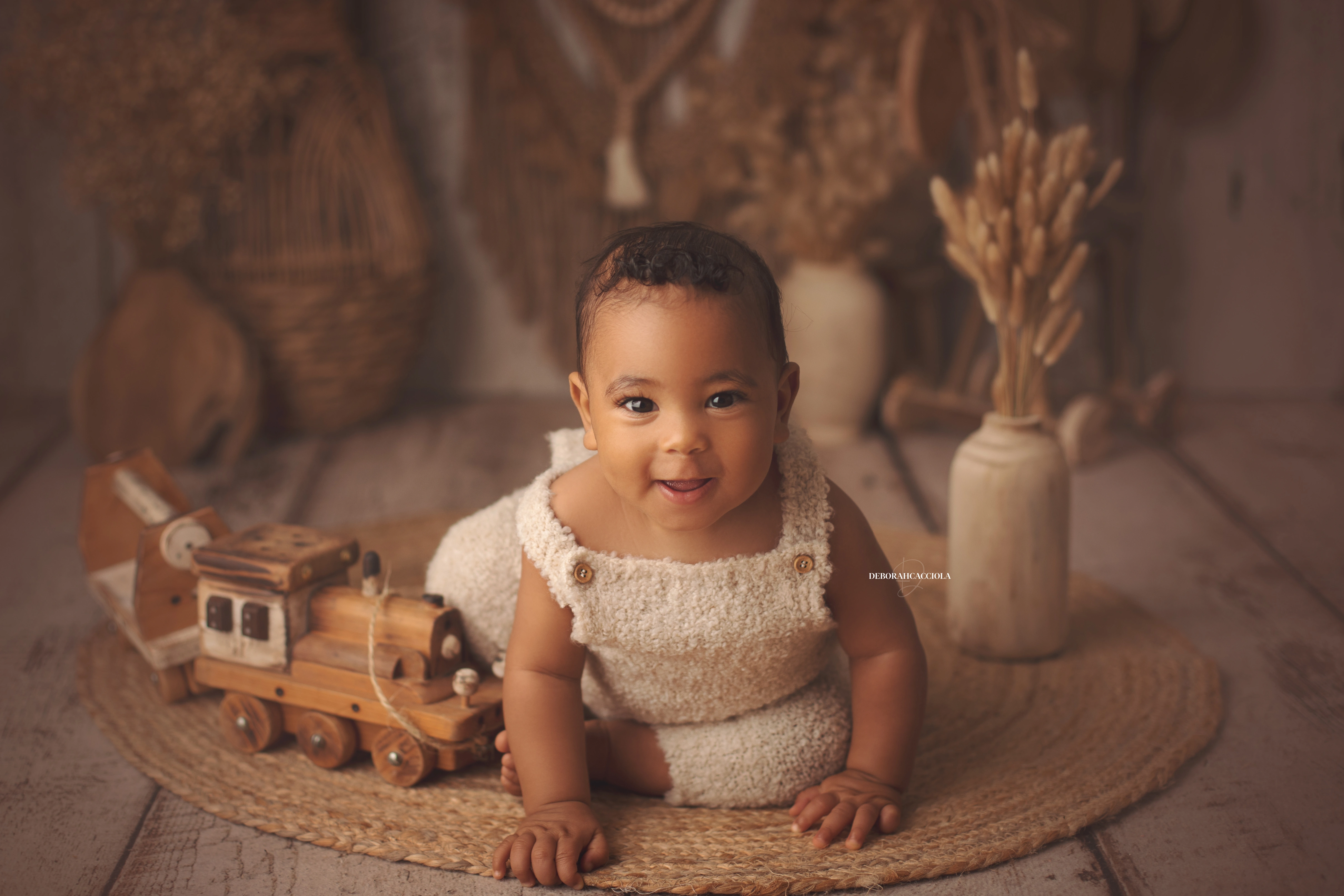 Portrait bébé Orléans : instant doux avec bébé, cadrage horizontal équilibré, palette claire