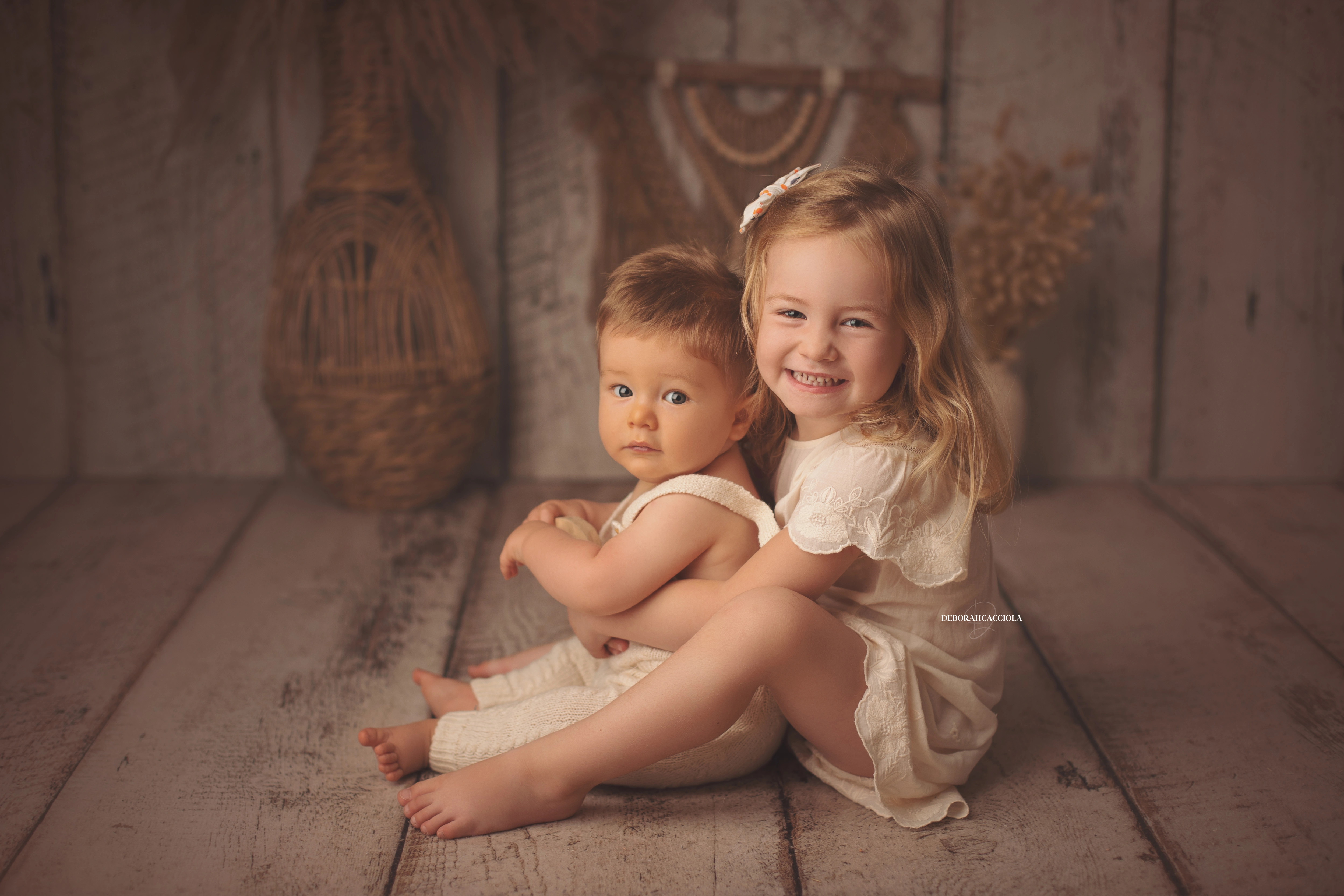 Portrait bébé à Orléans : portrait tendre de bébé, composition large et naturelle, couleurs douces