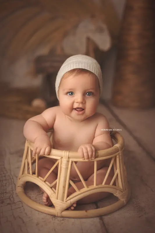 Photo bébé à Orléans, bébé éveillé, portrait vertical soigné, rendu naturel