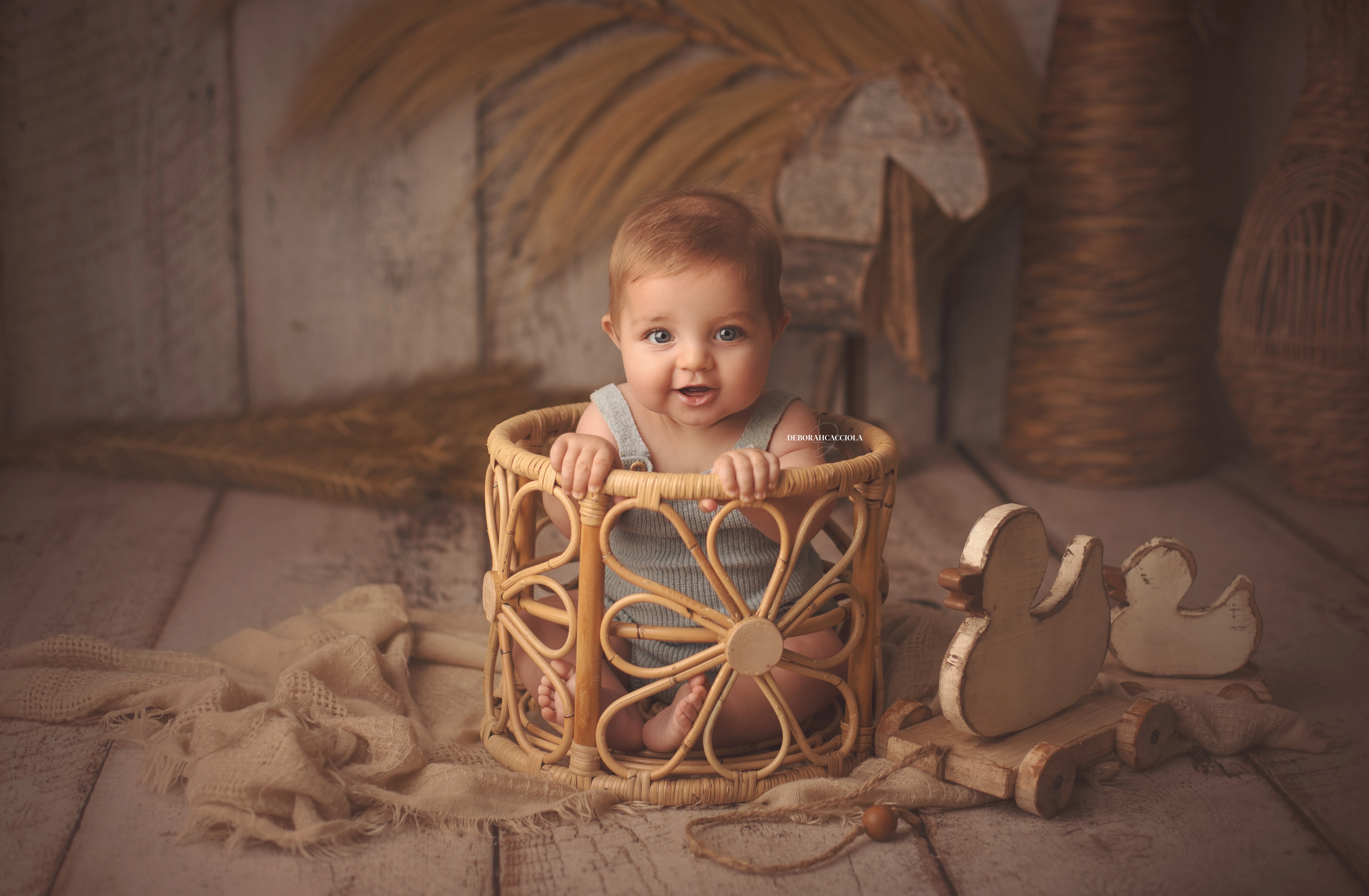 Portrait bébé Orléans : instant doux avec bébé, cadrage horizontal équilibré, rendu naturel