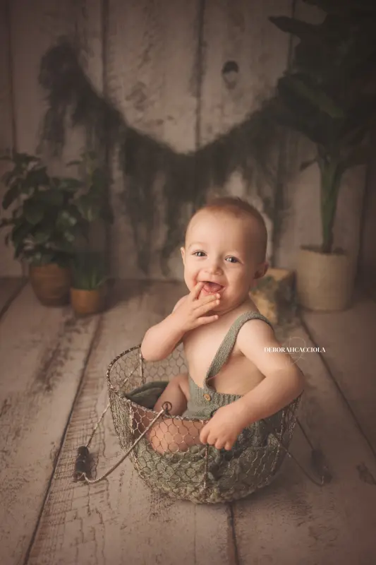 Photo bébé studio Orléans : instant doux avec bébé, composition resserrée élégante, tonalités naturelles