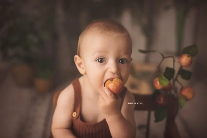 Photo bébé à Orléans, bébé éveillé, plan large harmonieux, couleurs douces